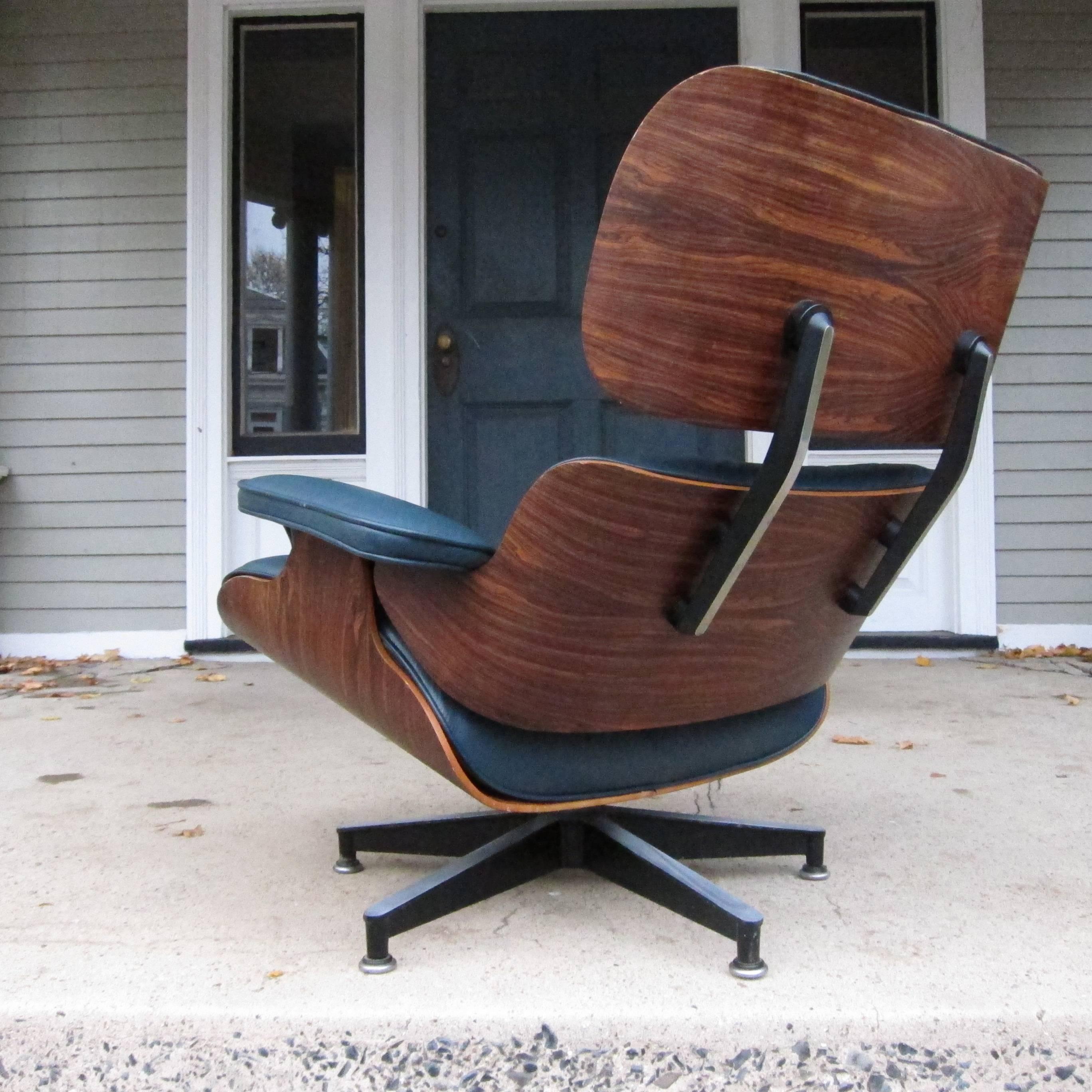 Mid-Century Modern Superb Herman Miller Eames Lounge Chair in Rosewood and Custom Indigo Leather
