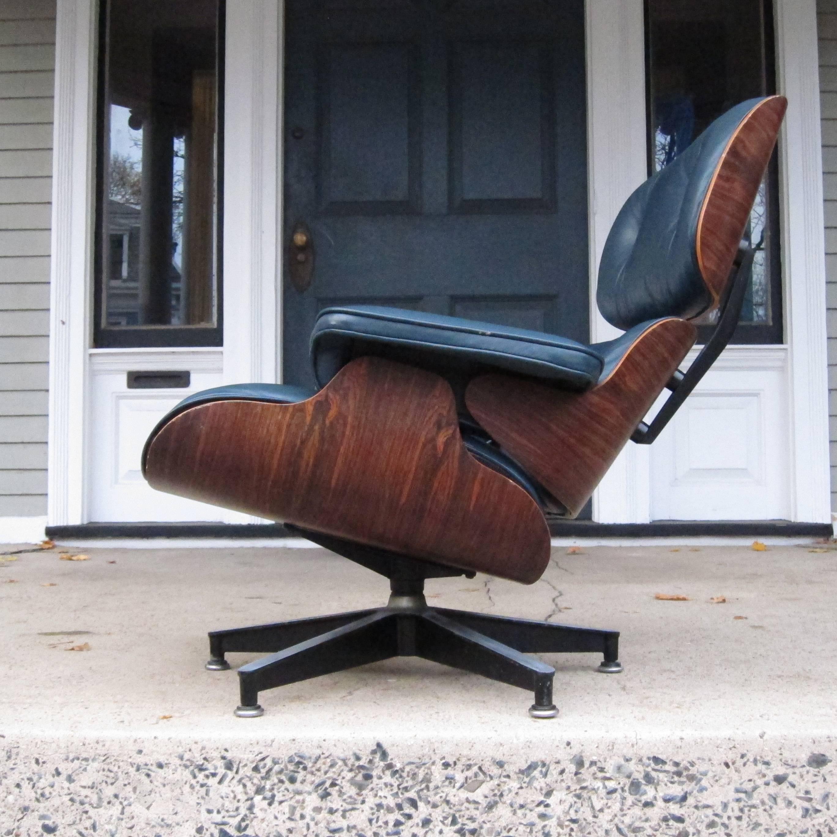 Superb Herman Miller Eames Lounge Chair in Rosewood and Custom Indigo Leather In Excellent Condition In Brooklyn, NY