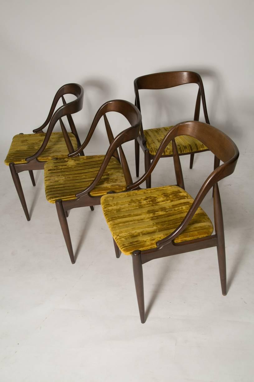 Set of four Johannes Andersen rosewood dining chairs. 

Beautiful set of four rosewood dining chairs by designer Johannes Andersen for MM Moreldi. The design is elegant and curvalicious. A Classic of Scandinavian Modern with a very rare original
