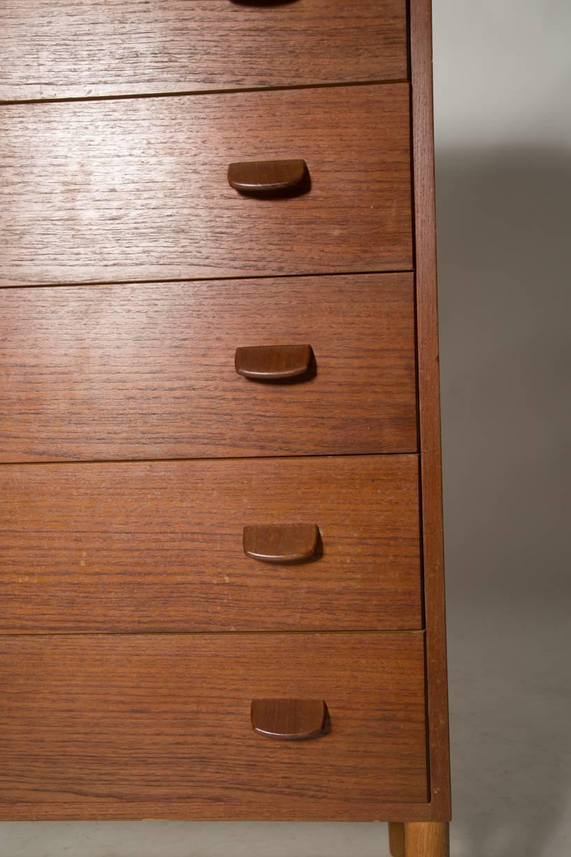 Beautiful beveled drawer fronts and tab pulls. Famous design by Poul Volther for FDB Møbler F17 model chest of drawers. This dresser sits on a braced leg base.