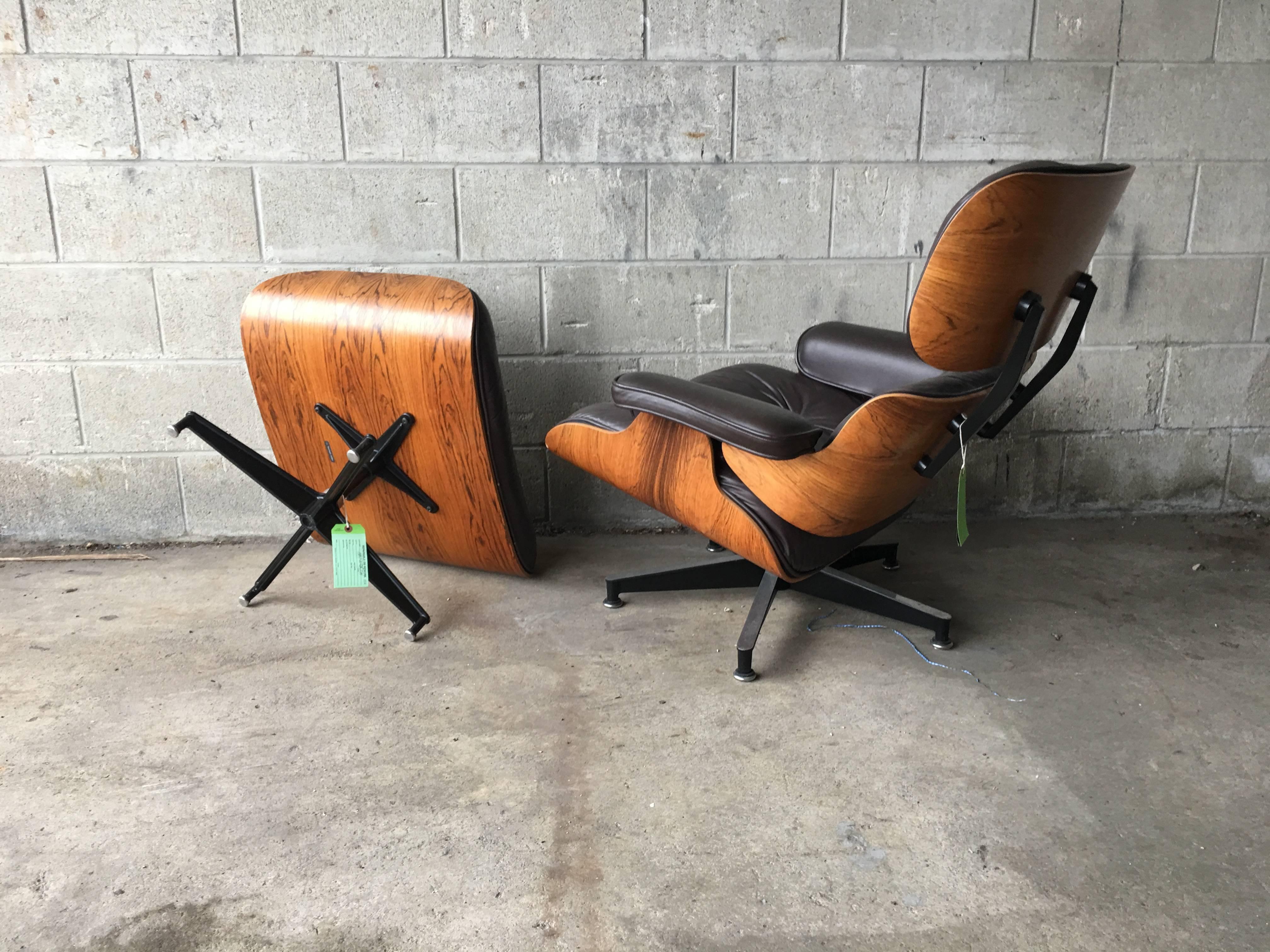 Herman Miller Eames rosewood lounge and ottoman, 1970s edition in original condition. Brown leather cushions.