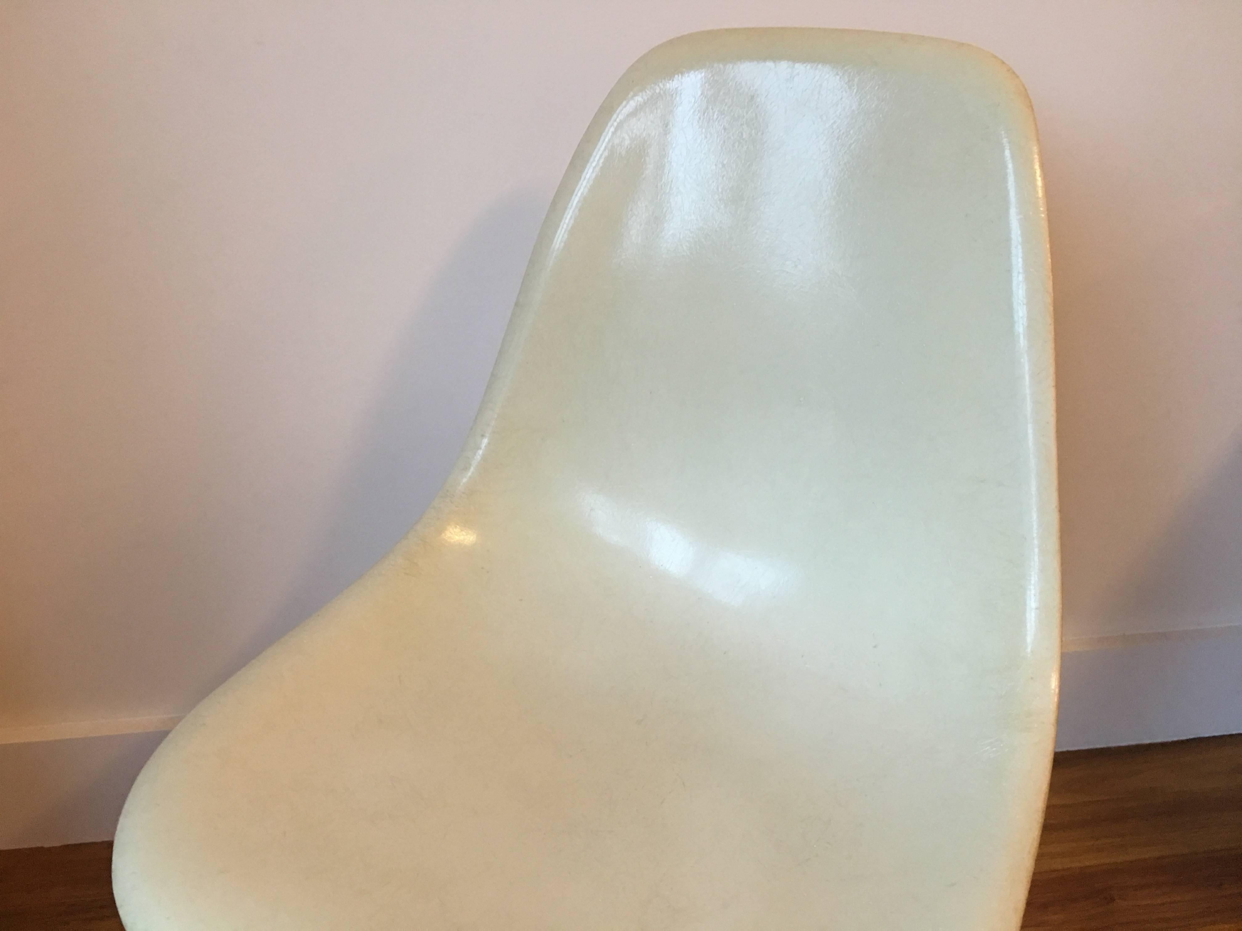 Herman Miller Eames DSW dining chairs in Parchment. Up to 16. Bases available with zinc-plated or black metal frames with maple or walnut legs. Shown with zinc plated frame and maple legs. In good condition. Ships disassembled but delivered to NY