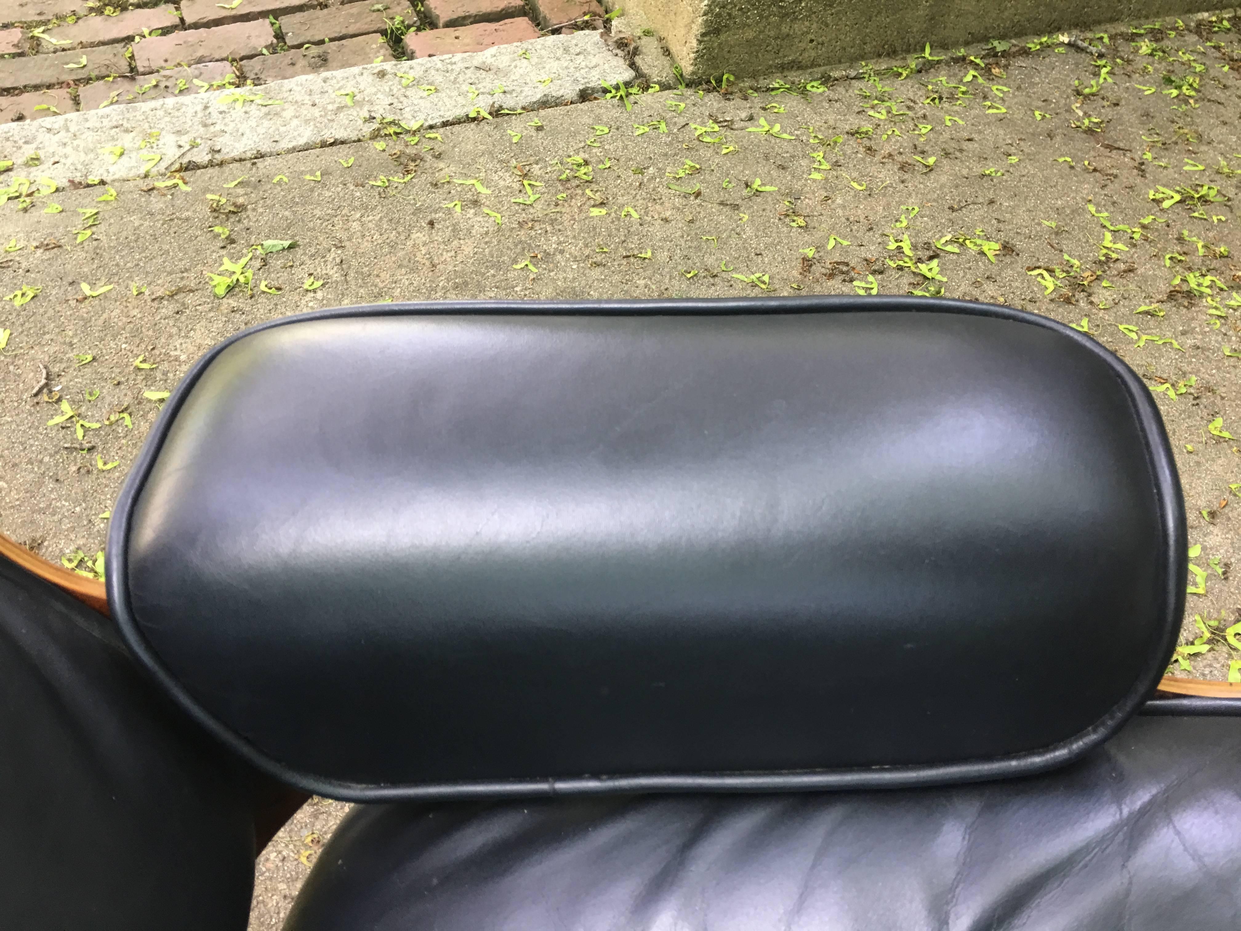 Herman Miller Eames Lounge Chair and Ottoman in Rosewood In Good Condition In Brooklyn, NY