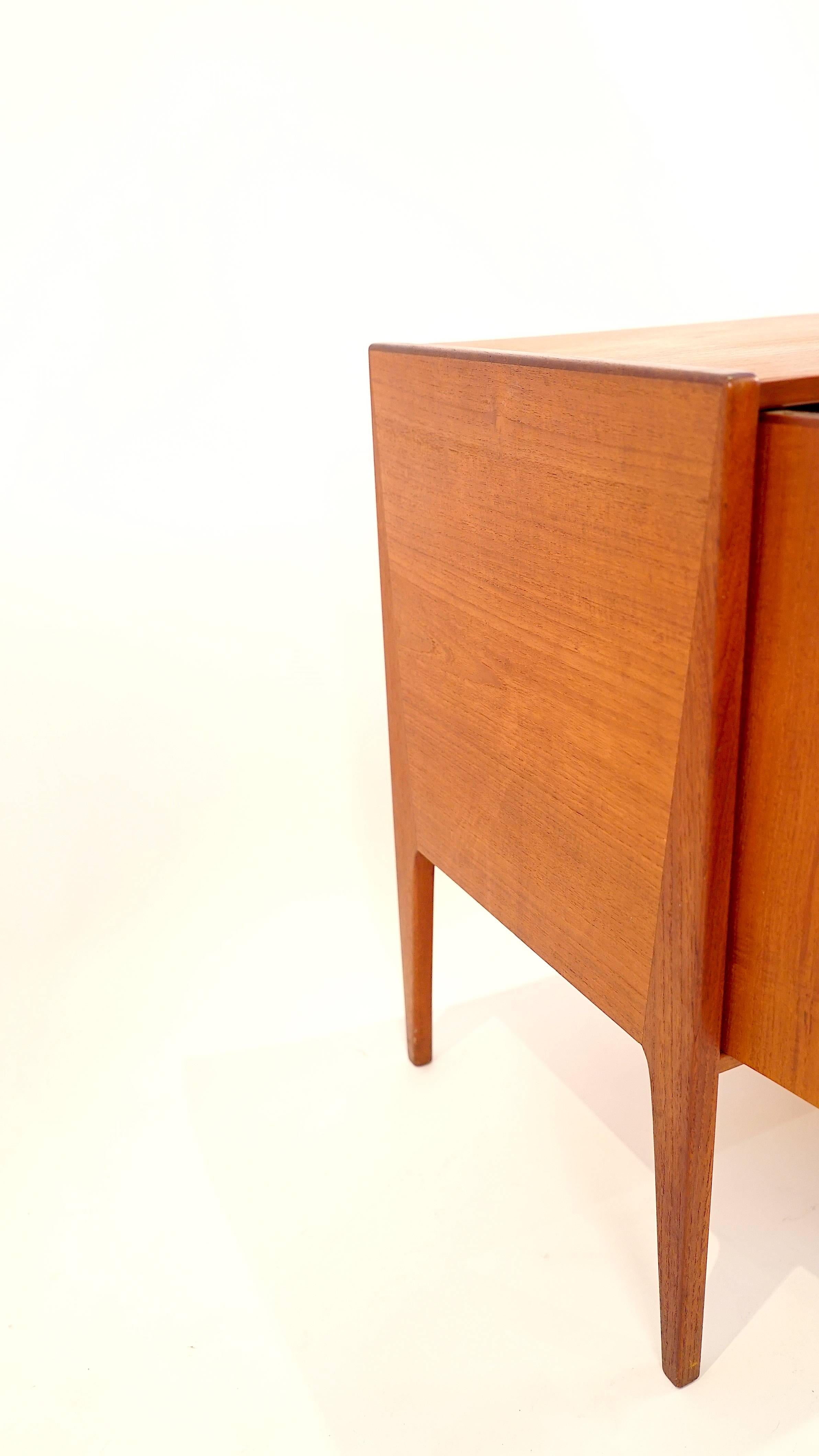 Nils Jonsson Teak Cabinet (Mitte des 20. Jahrhunderts)