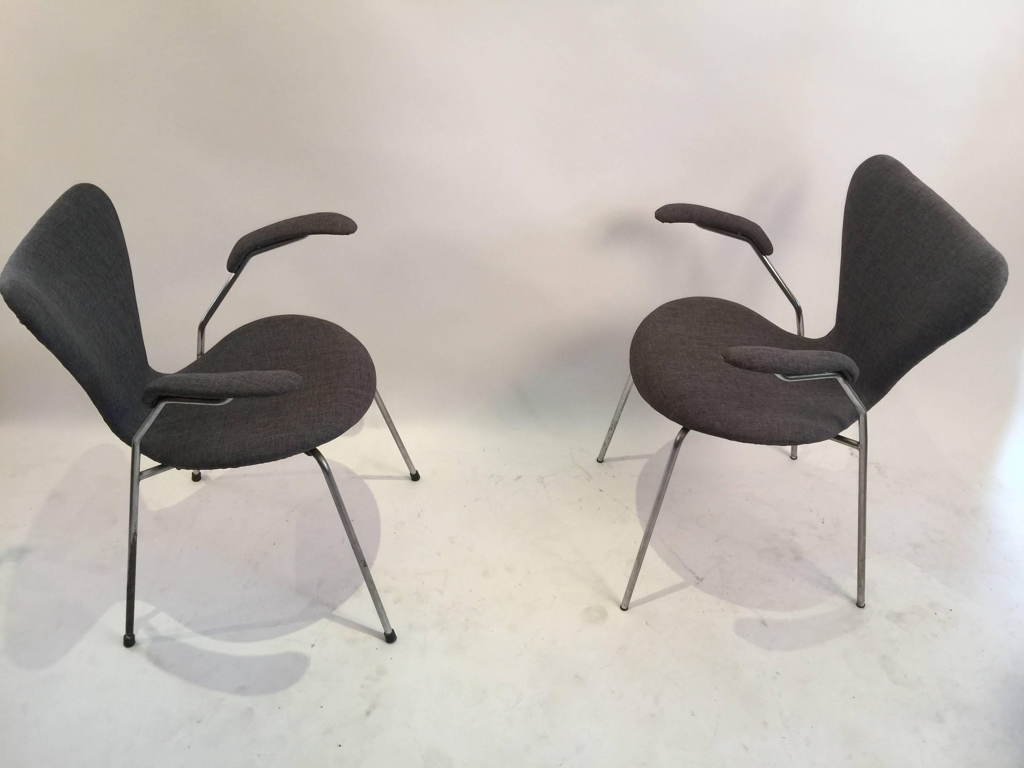 Scandinavian Modern Pair of Arne Jacobsen Series 7 Armchairs for Fritz Hansen