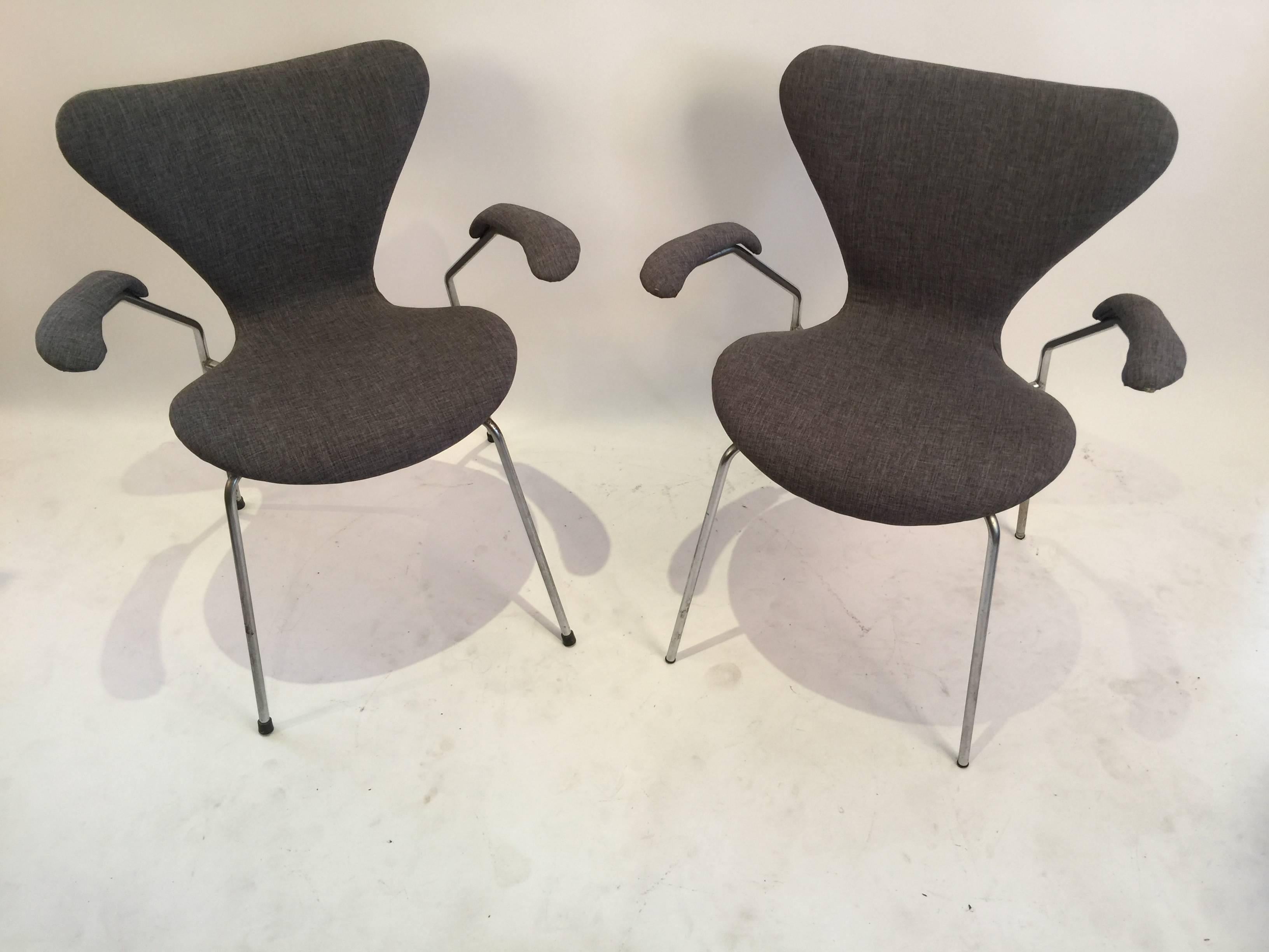 Pair of Arne Jacobsen Series 7 Armchairs for Fritz Hansen In Good Condition In Brooklyn, NY