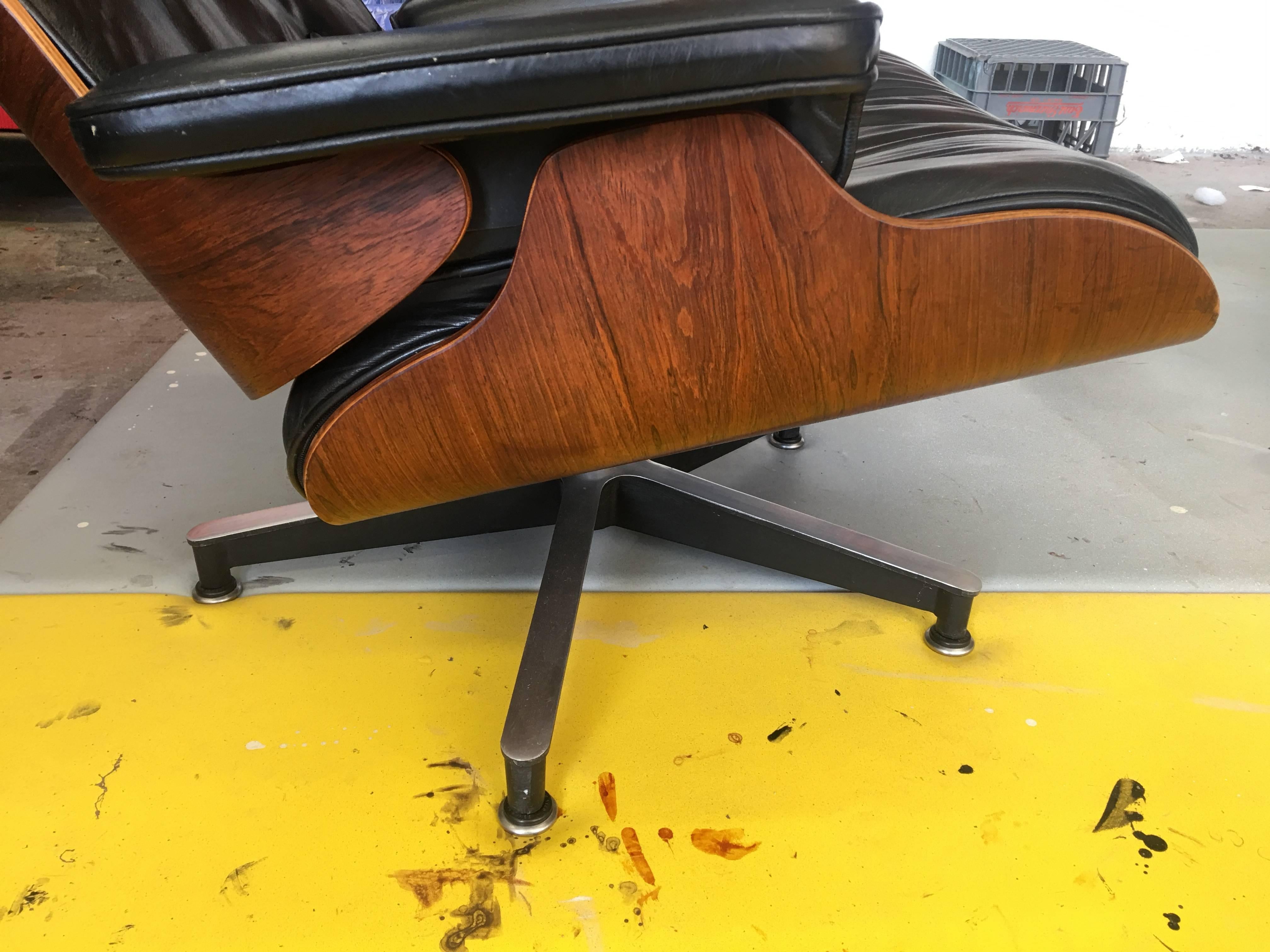 Rare 1st Year 1956, Eames Lounge with Spinning Ottoman In Excellent Condition In Brooklyn, NY
