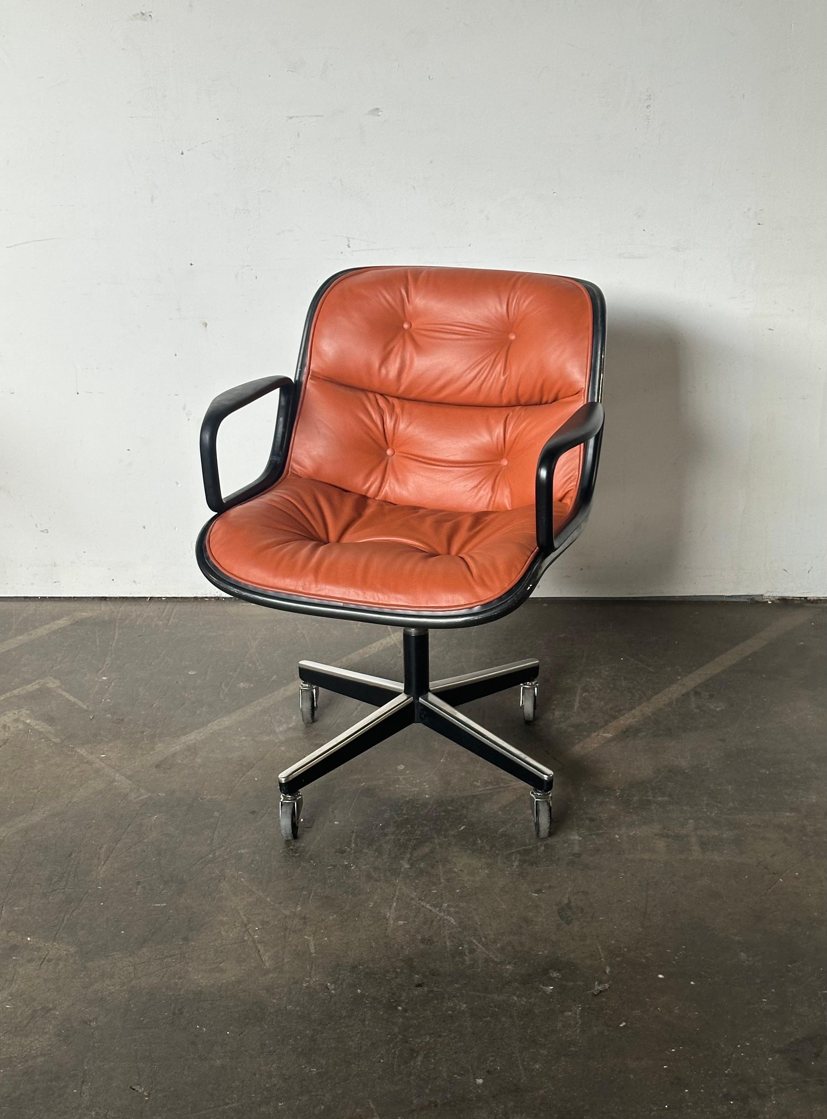 Charles Pollock-Schreibtischstuhl von Knoll in gebranntem Orange (Moderne der Mitte des Jahrhunderts)