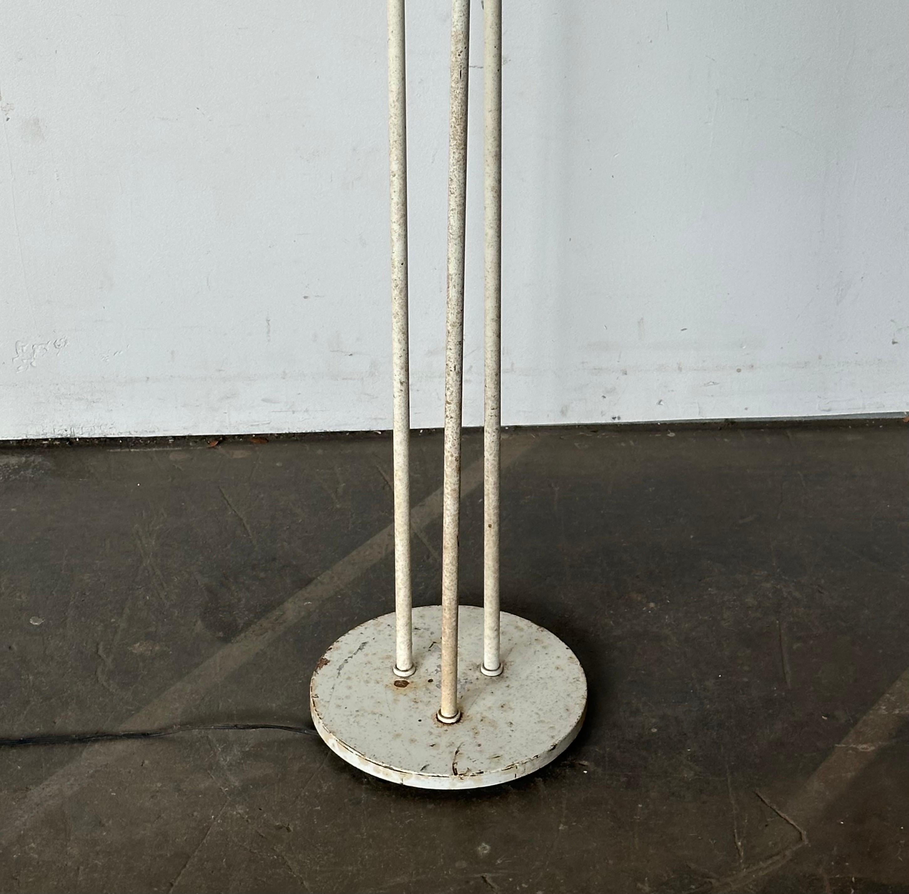 Midcentury Modern Floor Lamp with Articulating Pivoting Shades by Lightolier For Sale 1