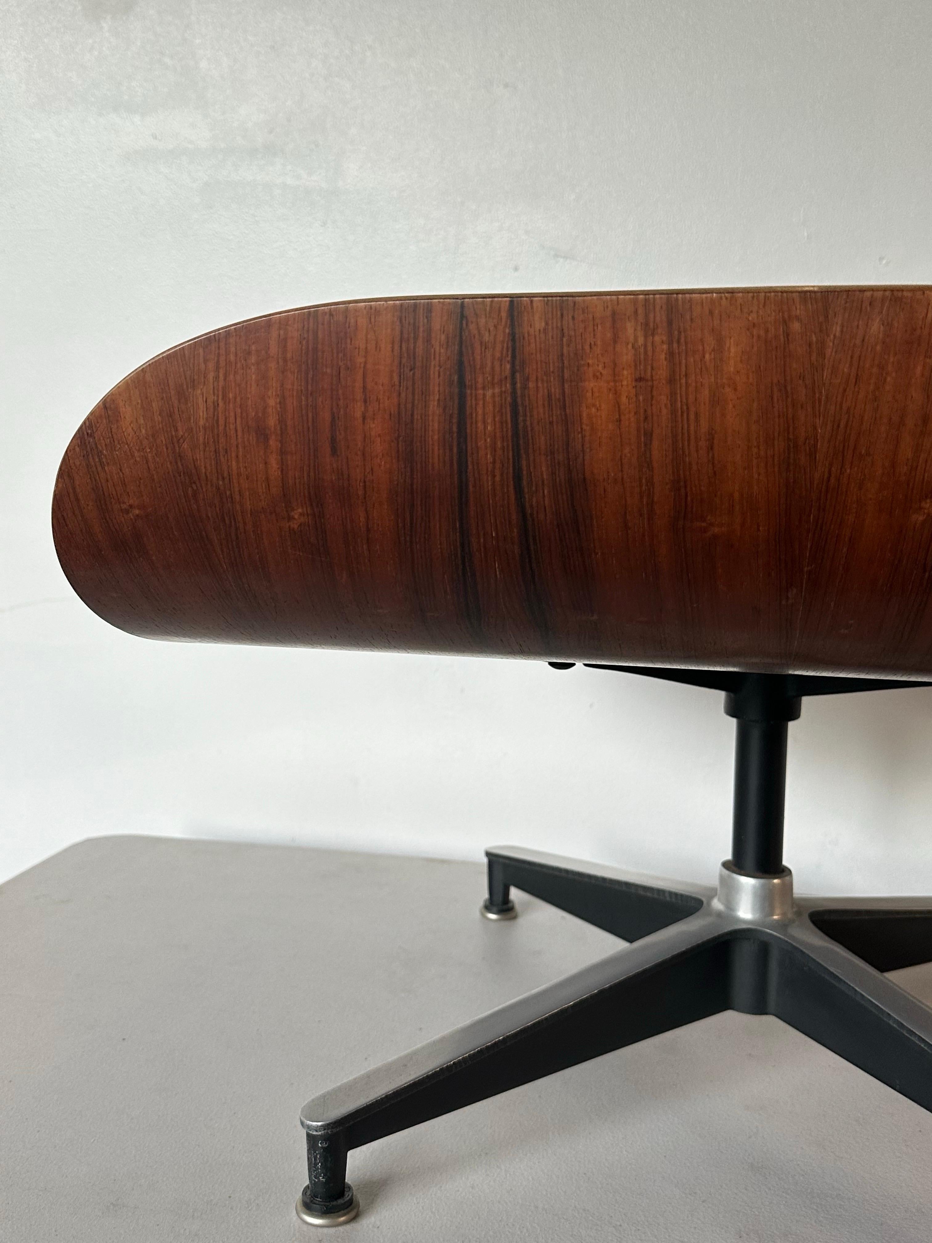Gorgeous Restored Eames Herman Miller Lounge Chair and Ottoman For Sale 2
