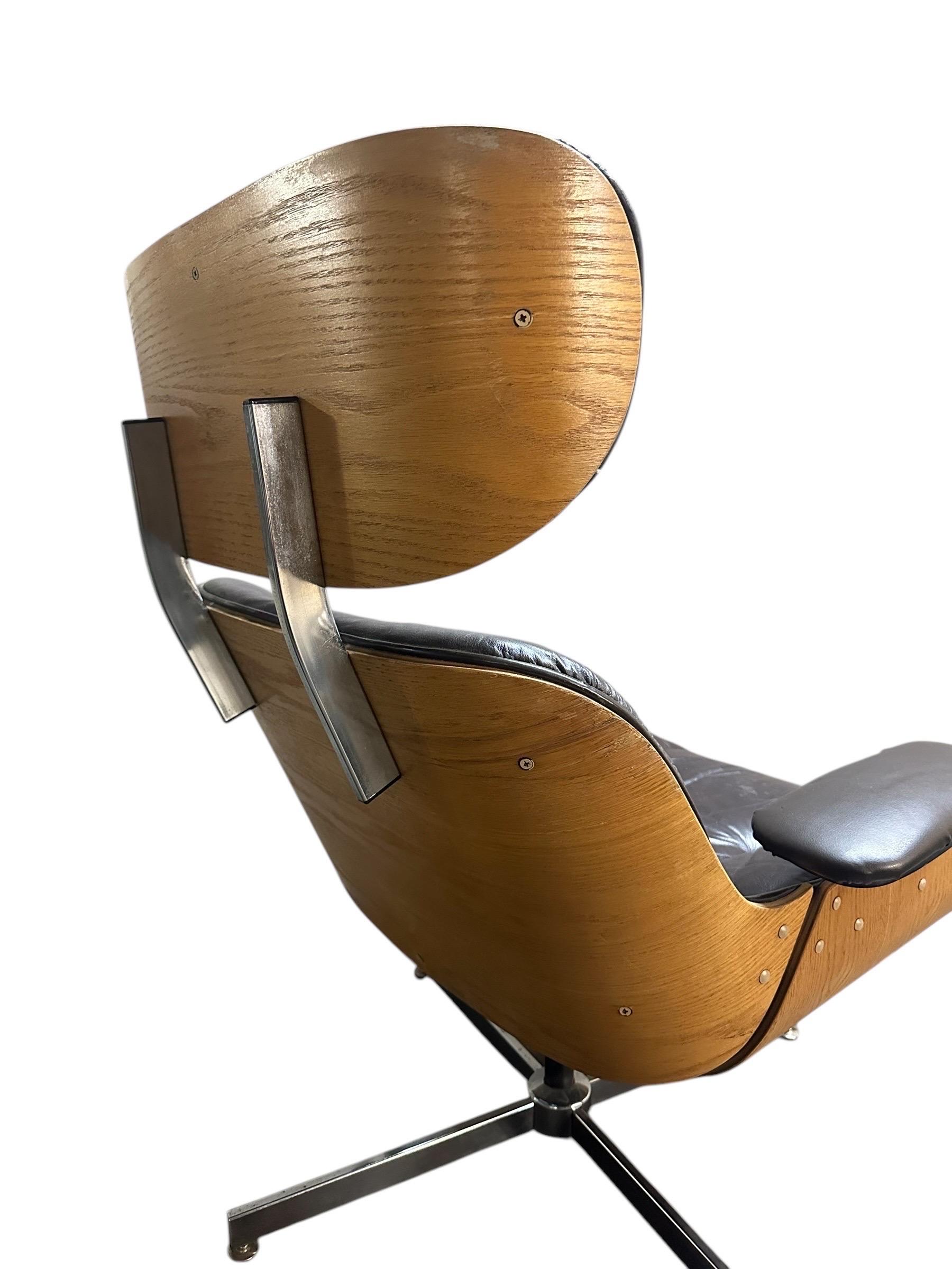Sillón reclinable y otomana Plycraft extremadamente cómodos. Recuerda al sillón Eames, pero muchos dicen que es más cómodo gracias a su base basculante ajustable y a su reposacabezas más alto. Bases de acero cromado, carcasas de madera moldeada y