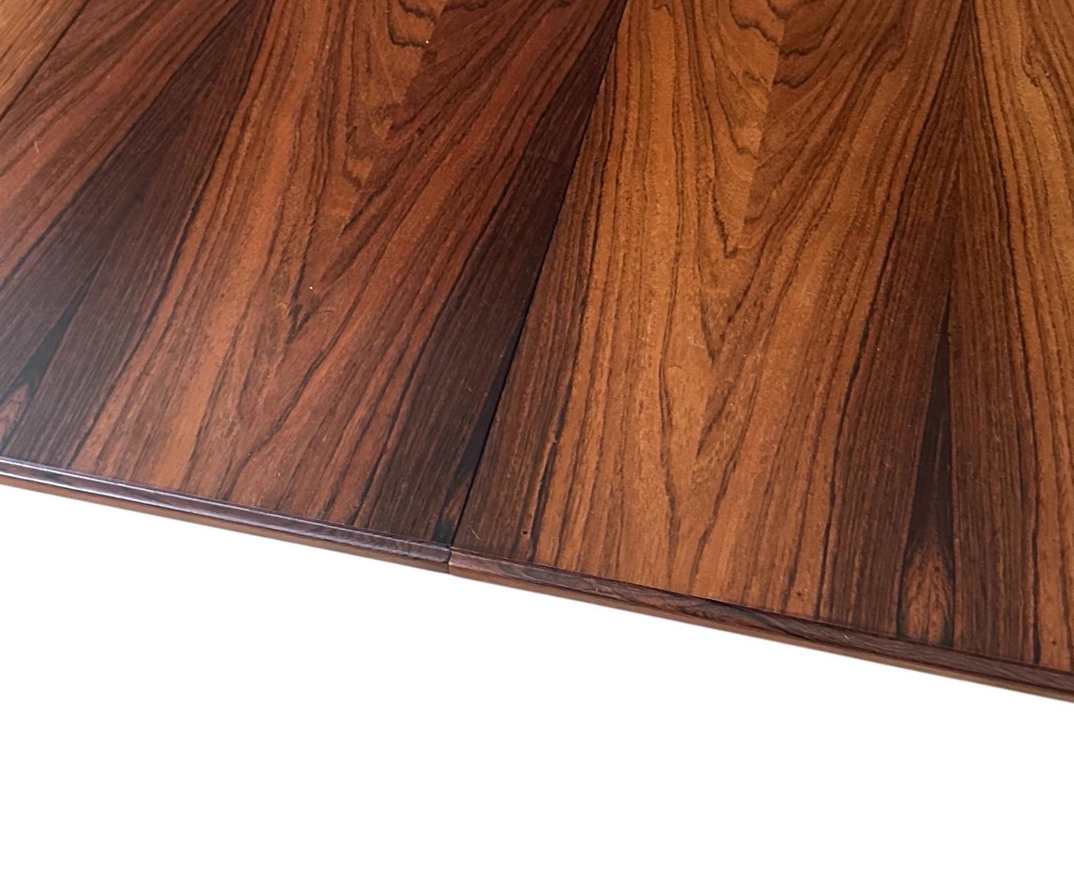 Mesa de Comedor Danesa Moderna de Palisandro Refinada con Dos Hojas en venta 1
