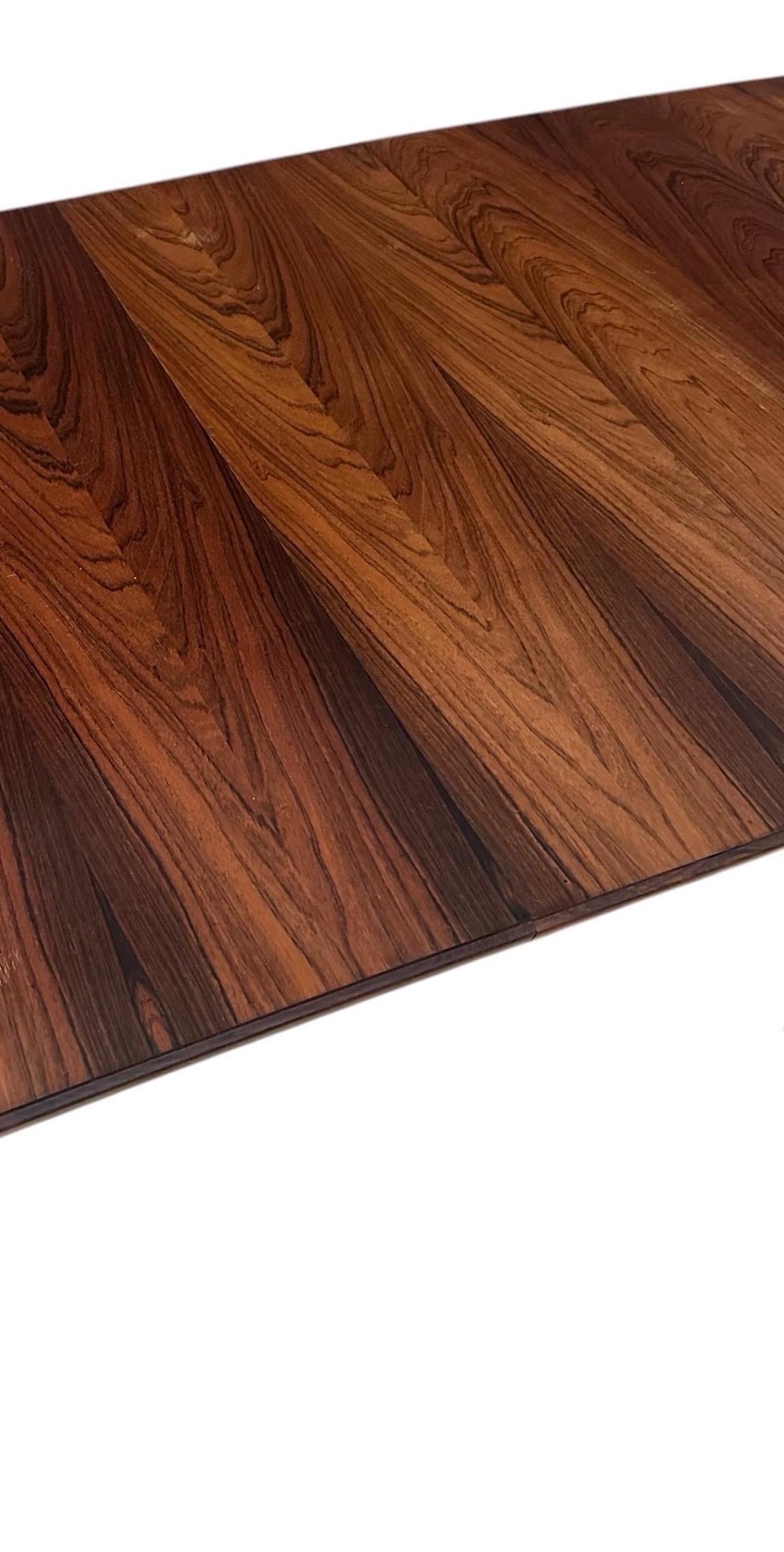 Mesa de Comedor Danesa Moderna de Palisandro Refinada con Dos Hojas siglo XX en venta