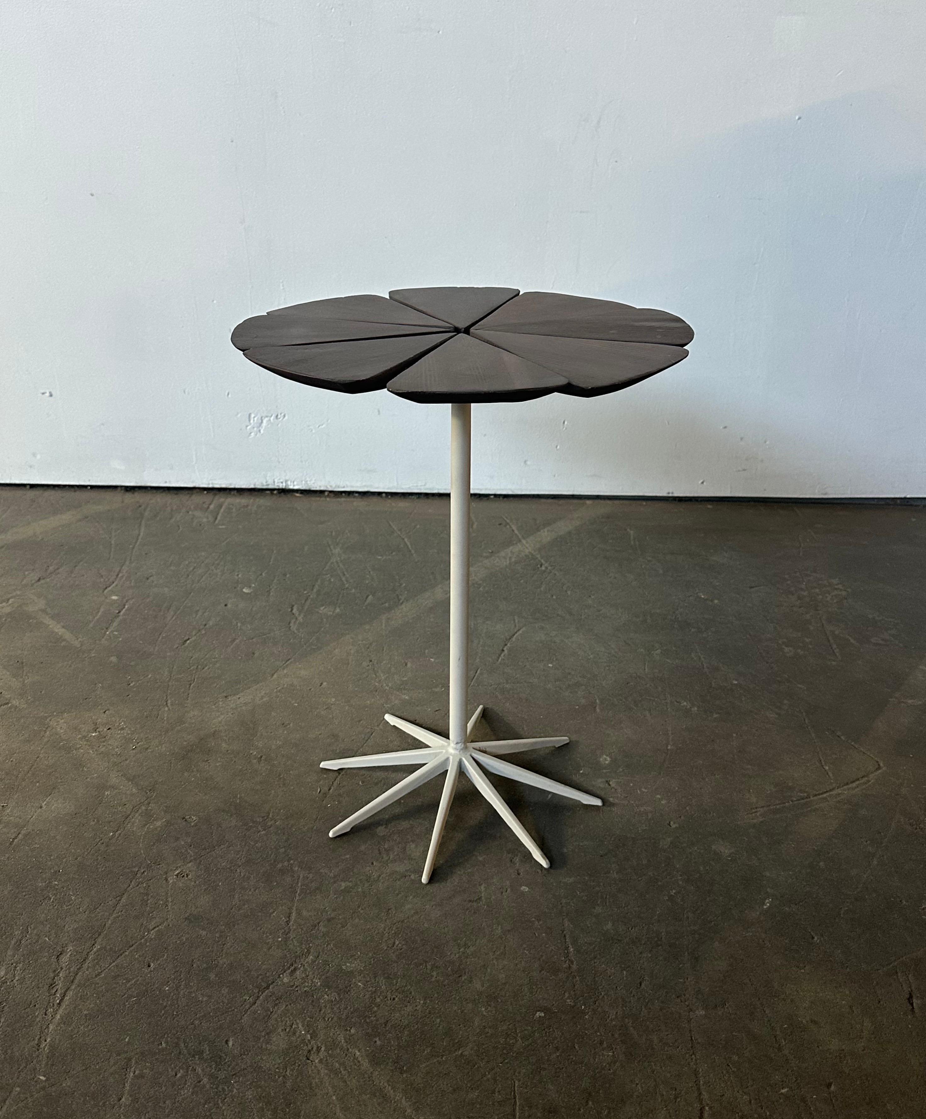 Exemple vintage de la table à pétales classique de Richard Schultz. Édition des années 1960 fabriquée par Label, avec l'étiquette d'origine intacte. La base a été recouverte d'un nouveau revêtement. Dessus en bois rouge d'origine en bon état avec
