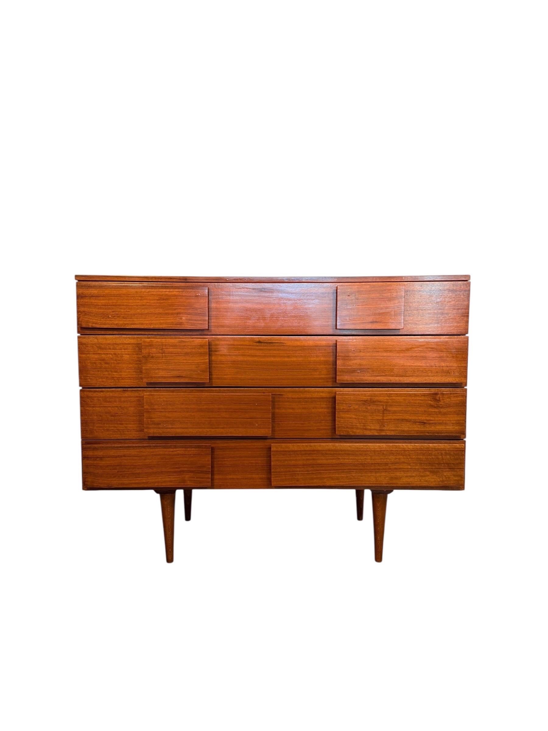 Elegante e sofisticato, questo comò in legno di noce della metà del secolo scorso presenta un design architettonico di grande impatto che ricorda lo stile italiano, con un cenno all'estetica resa popolare da Gio Ponti. Le linee pulite, i frontali