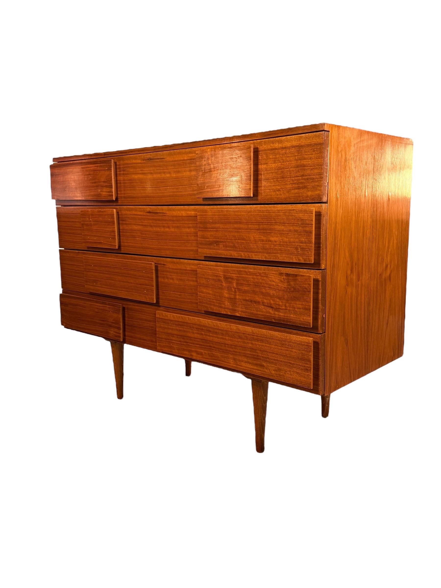 Mid-Century moderno Comò in noce moderno di metà secolo - Stile italiano in vendita