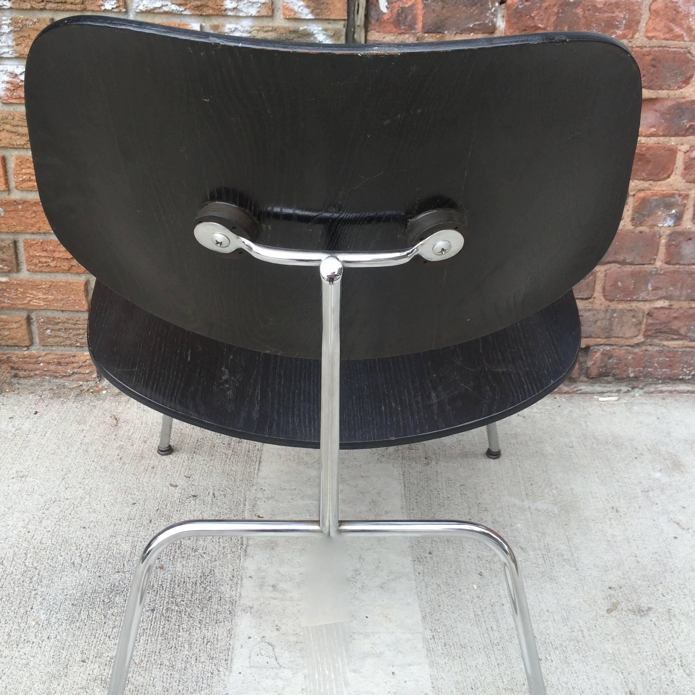 Perfect Eames Evans Black Aniline LCM Chair In Excellent Condition In Brooklyn, NY