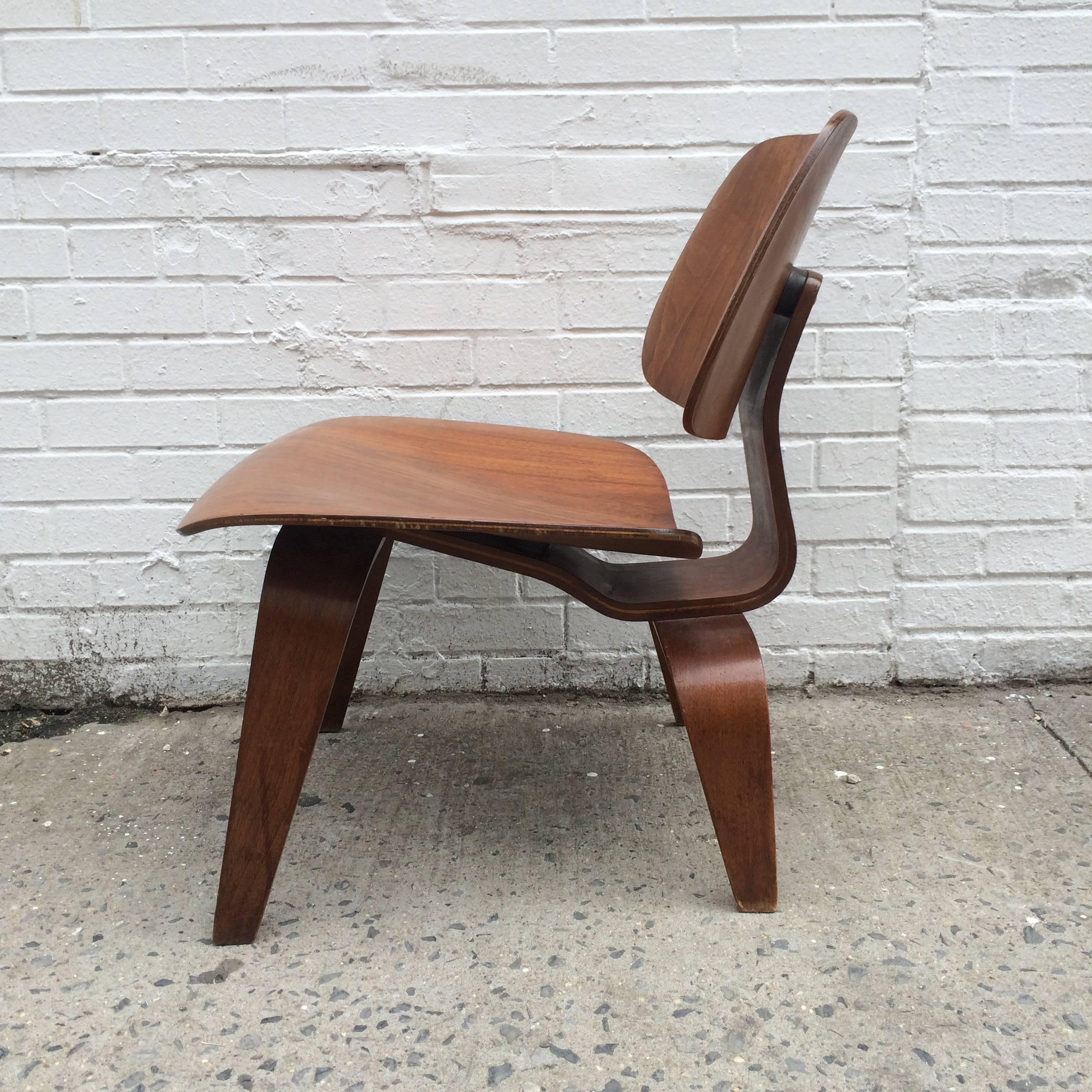Eames Evans Walnut LCW Chair In Excellent Condition In Brooklyn, NY