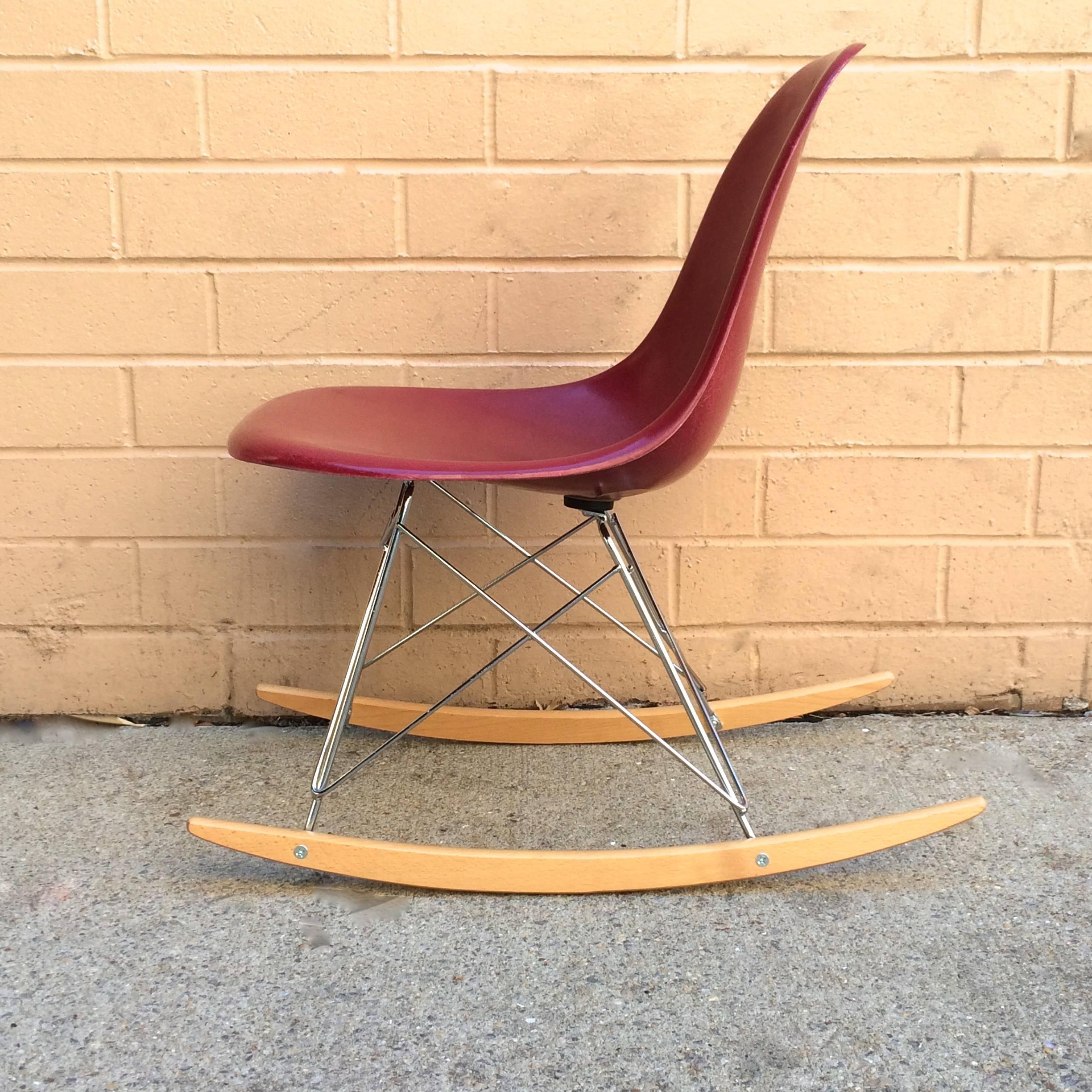 Rare Herman Miller Eames Magenta New Old Stock Fiberglass Rocker In Excellent Condition In Brooklyn, NY