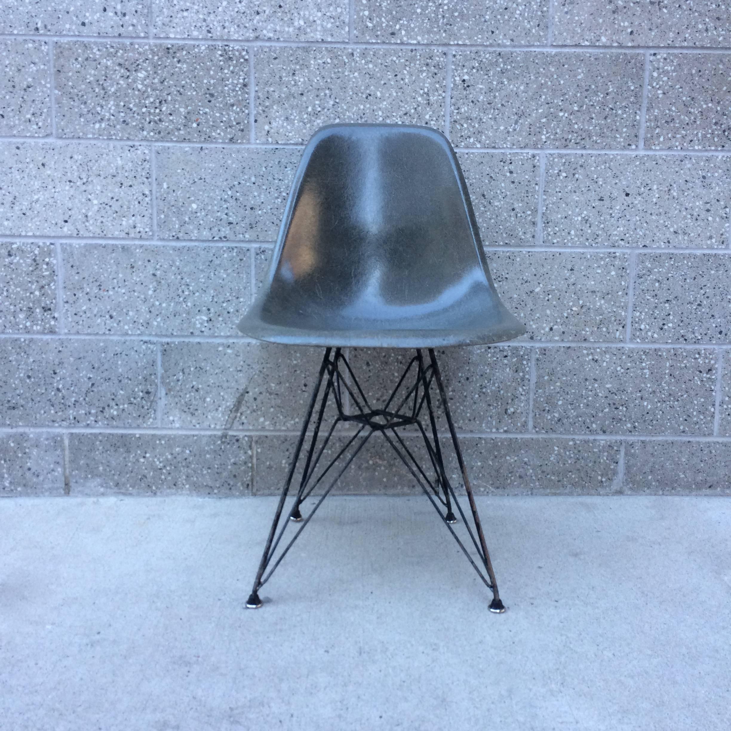 Herman Miller Eames DSR Stuhl aus Fiberglas auf Eiffel-Fußkreuz in Elefantenhaut grau. Der Stuhl stammt aus dem Jahr 1961. Der Sockel hat eine ausgezeichnete Patina und neue Gleiter. Keine strukturellen Probleme. Original-Stoßdämpferbefestigungen.