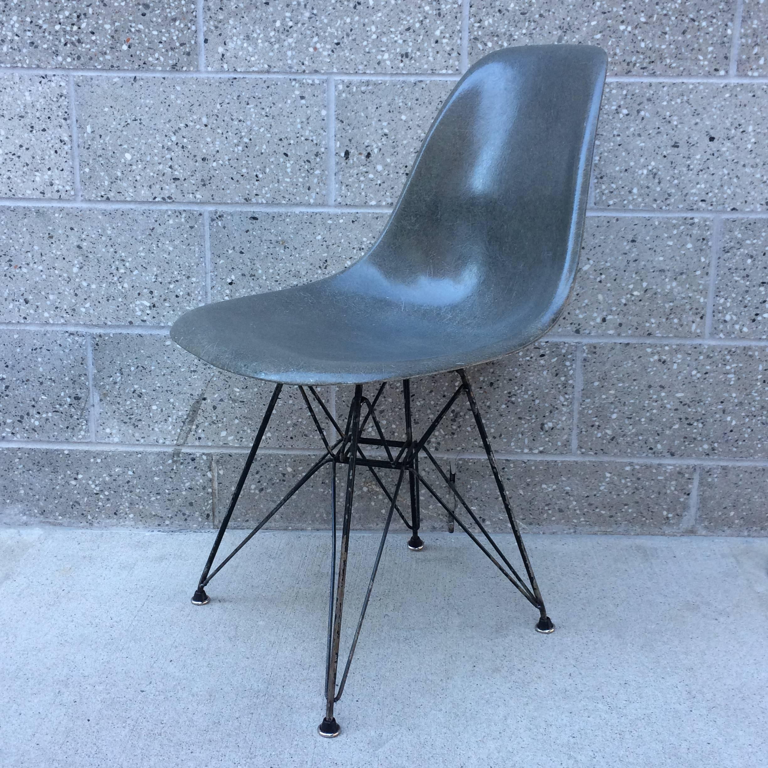 Herman Miller Eames Elephant Hide Grey DSR Stuhl (Moderne der Mitte des Jahrhunderts) im Angebot