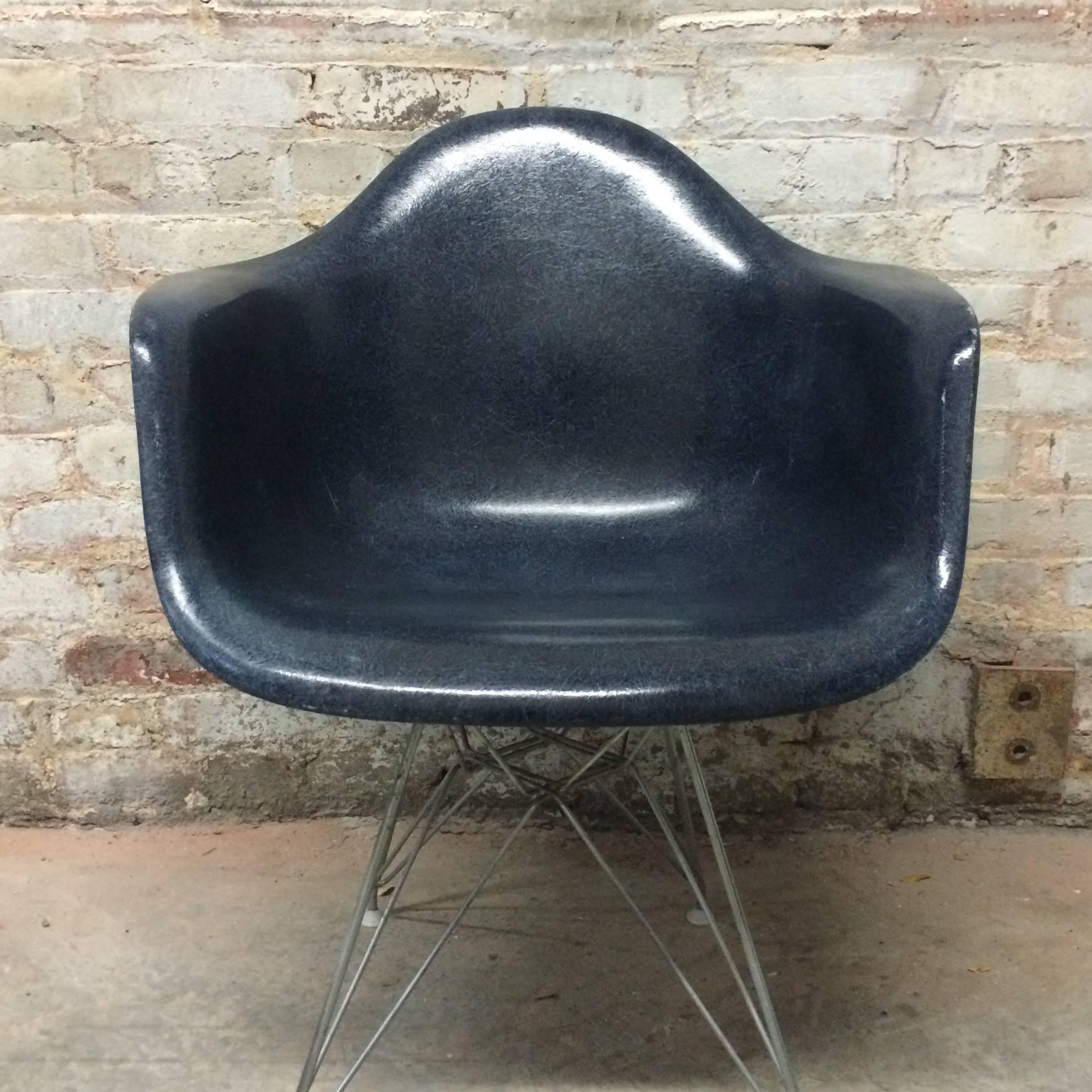 Navy Herman Miller Eames DAR Chair In Excellent Condition In Brooklyn, NY
