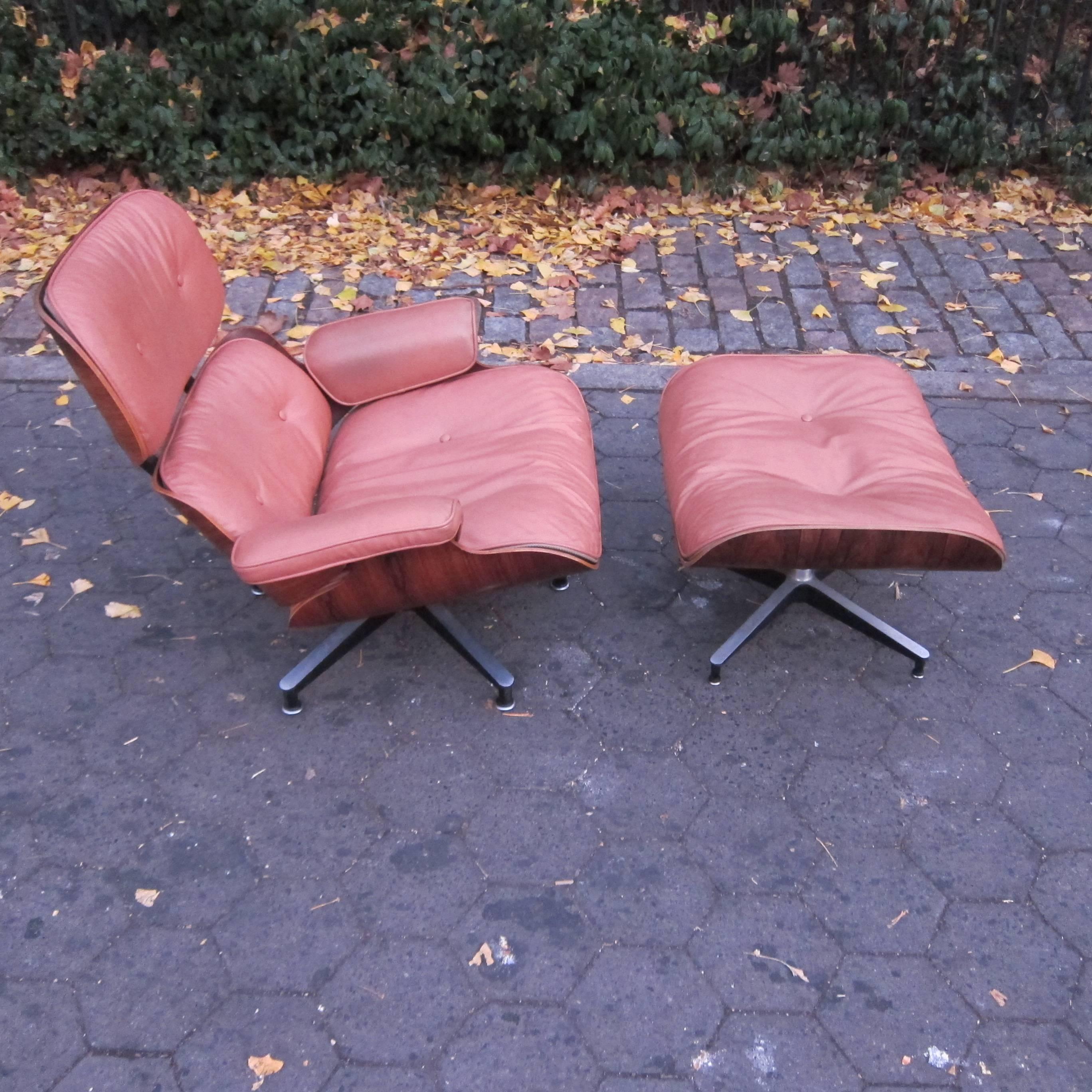 Herman Miller Eames Rosewood Lounge Chair and Ottoman In Excellent Condition In Brooklyn, NY