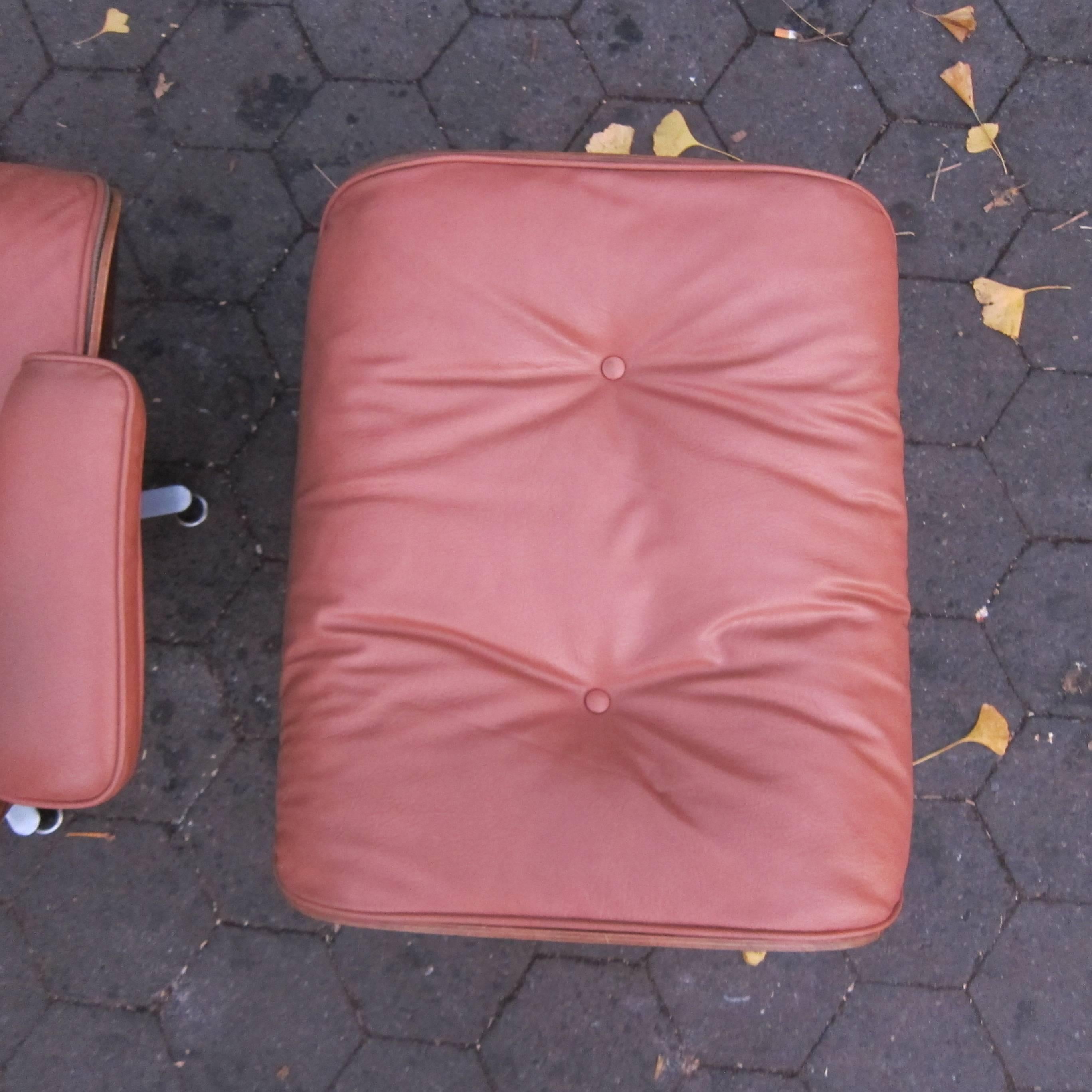 Mid-20th Century Herman Miller Eames Rosewood Lounge Chair and Ottoman