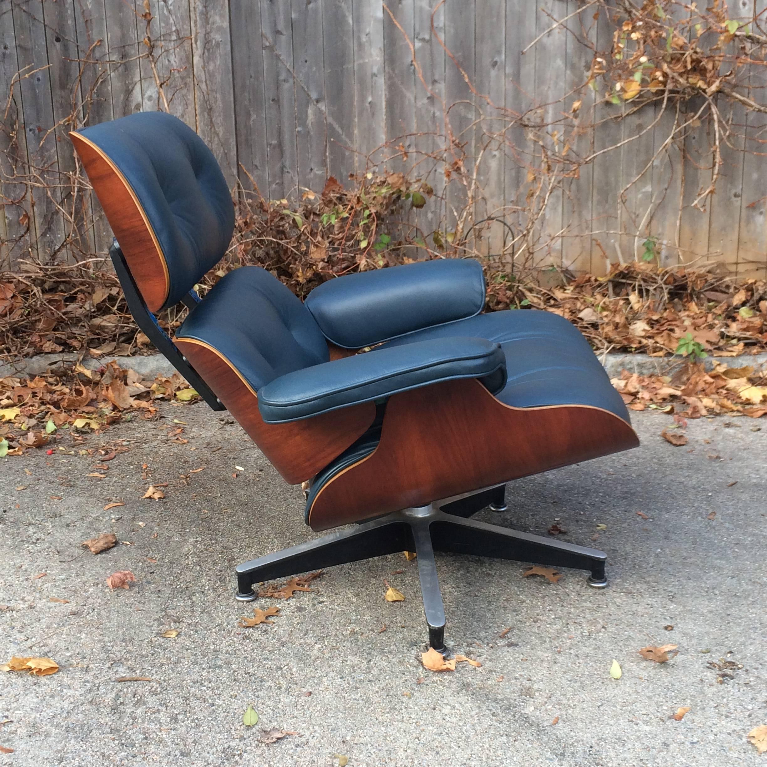 Rare Navy Blue Herman Miller Eames Lounge Chair Set In Good Condition In Brooklyn, NY