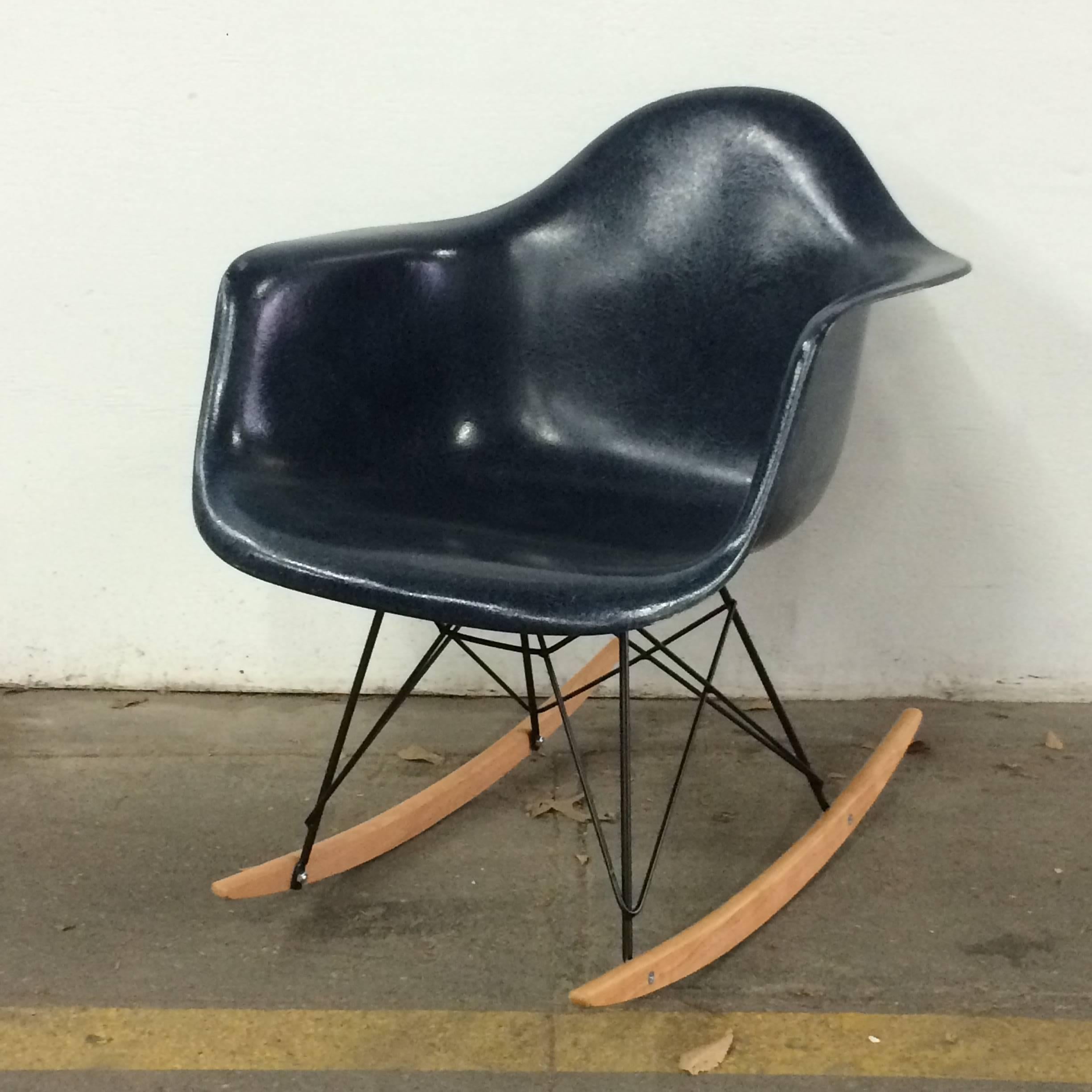 Navy Blue Herman Miller Eames RAR In Excellent Condition In Brooklyn, NY