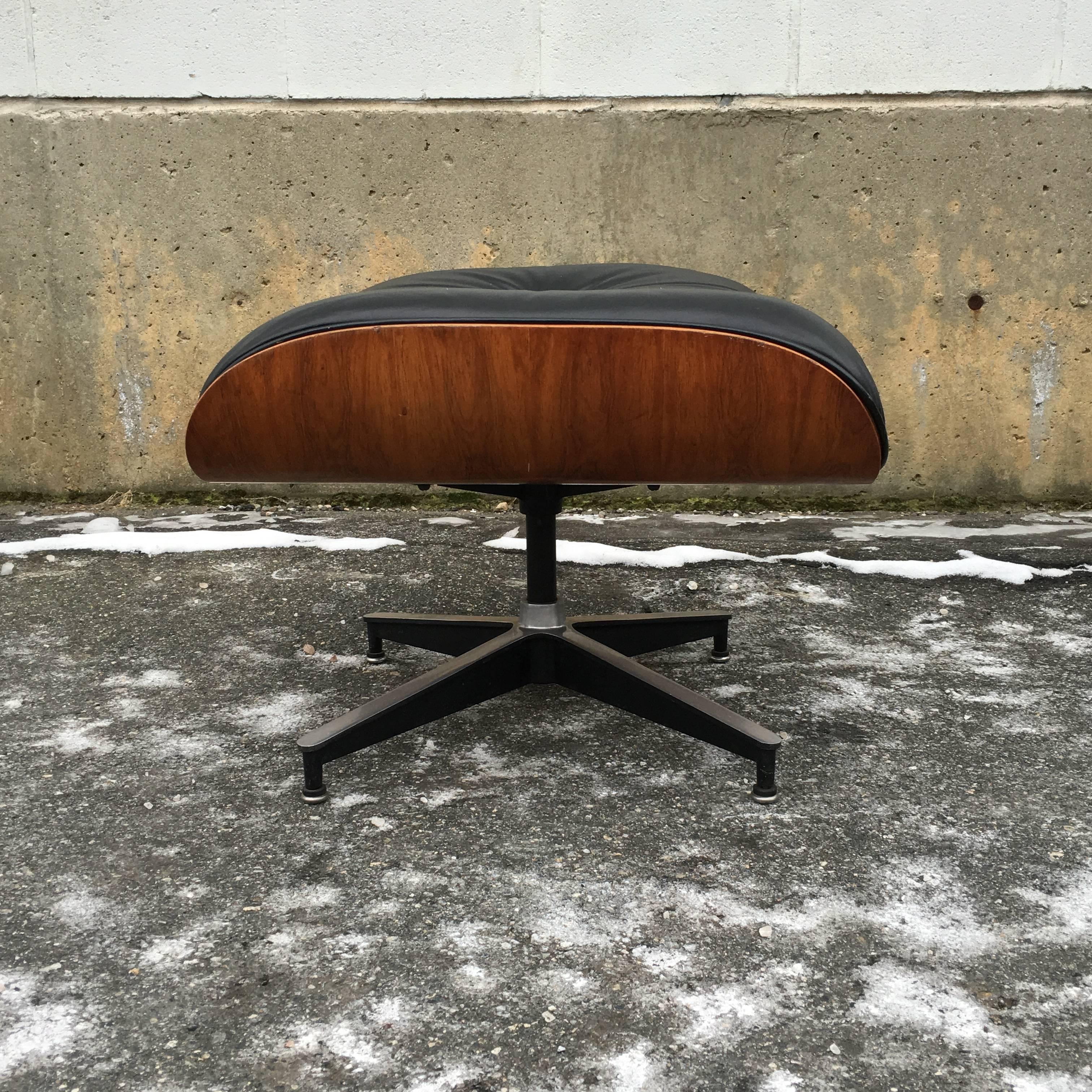 Late 20th Century Rosewood Herman Miller Eames Lounge Chair and Ottoman