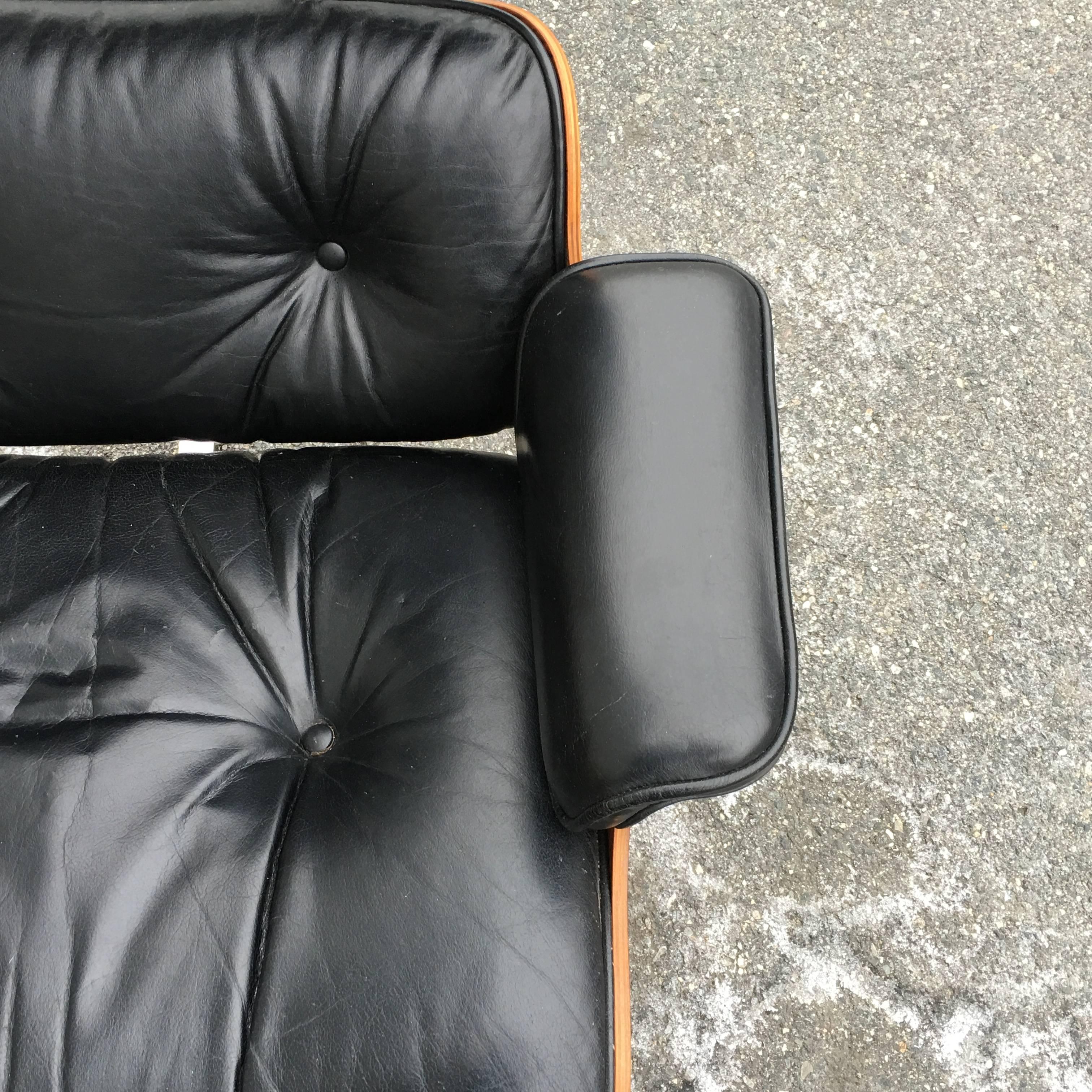 Rosewood Herman Miller Eames Lounge Chair and Ottoman In Excellent Condition In Brooklyn, NY