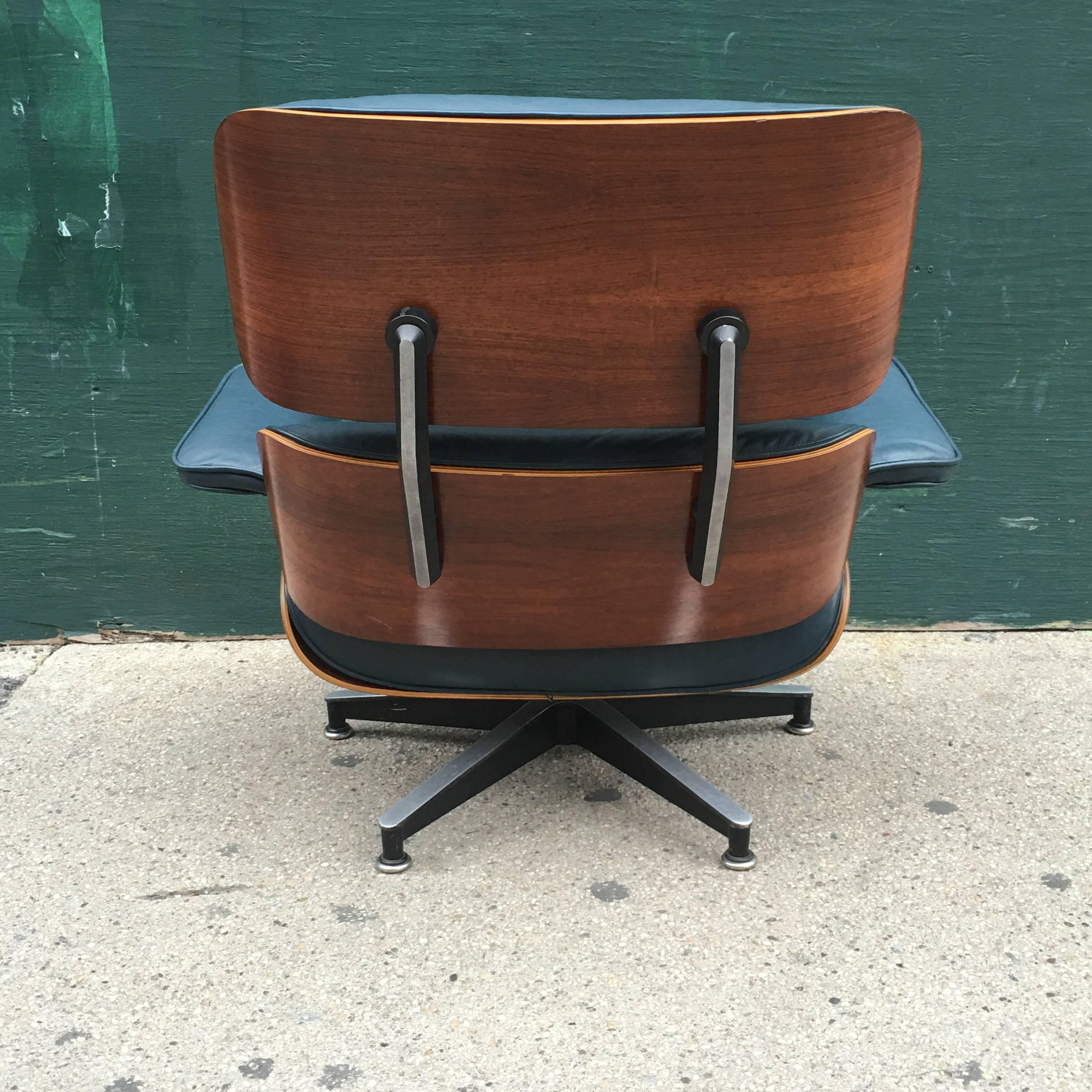 Rare Rosewood and Navy Eames Lounge Chair In Good Condition In Brooklyn, NY