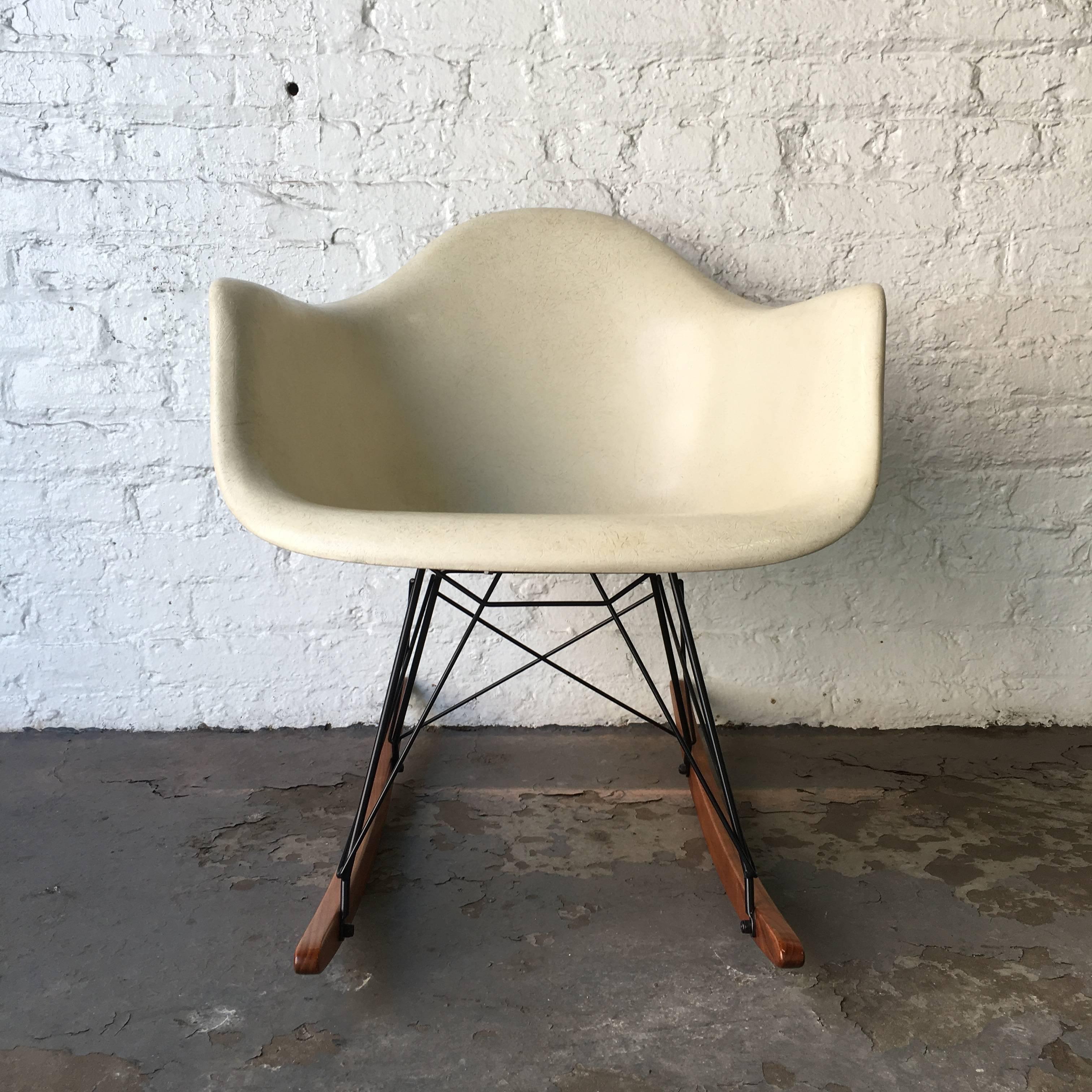 Herman Miller Eames fiberglass rocking chair in parchment. New base. Shell in excellent condition. Base in perfect condition.