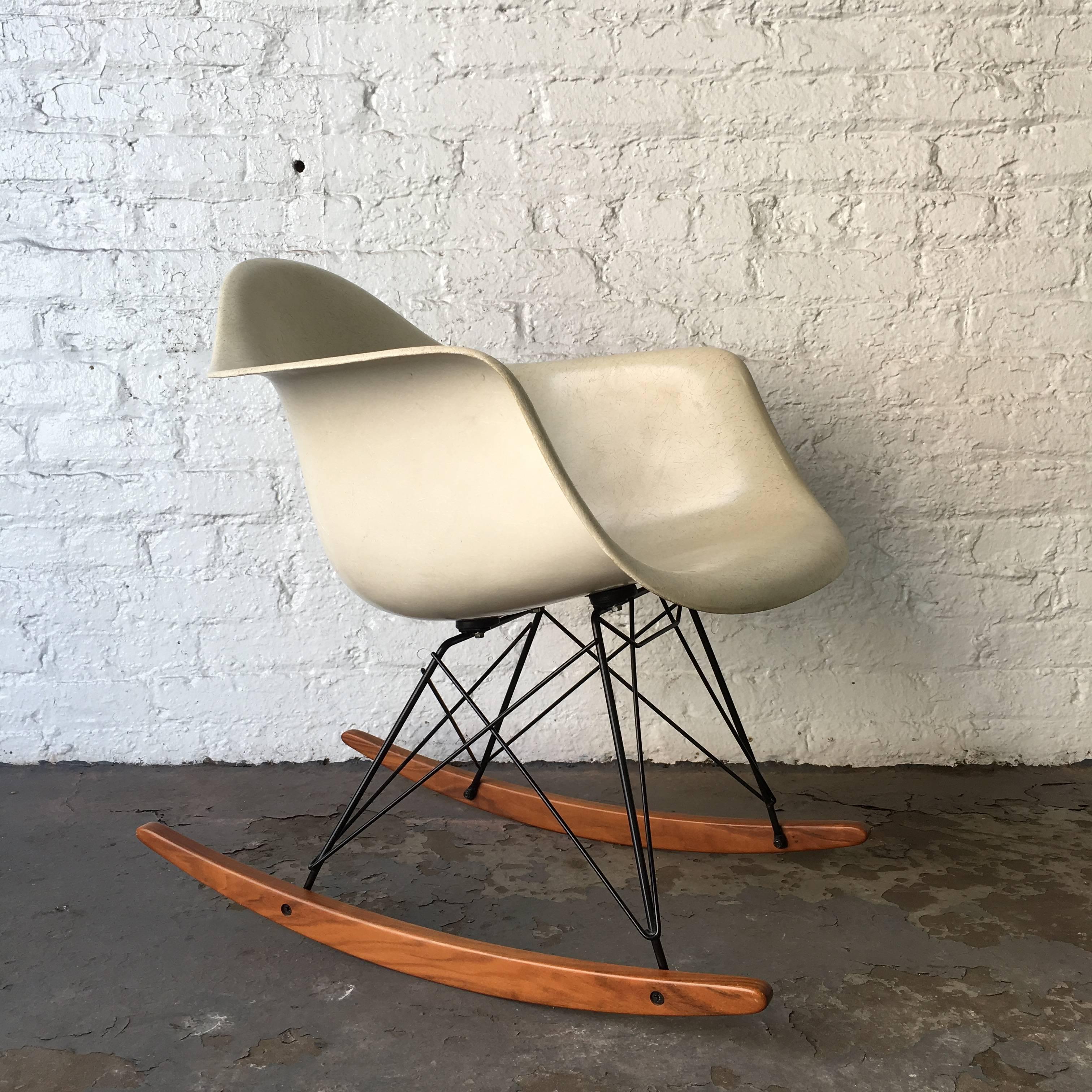 Herman Miller Eames Parchment RAR Rocking Chair In Good Condition In Brooklyn, NY