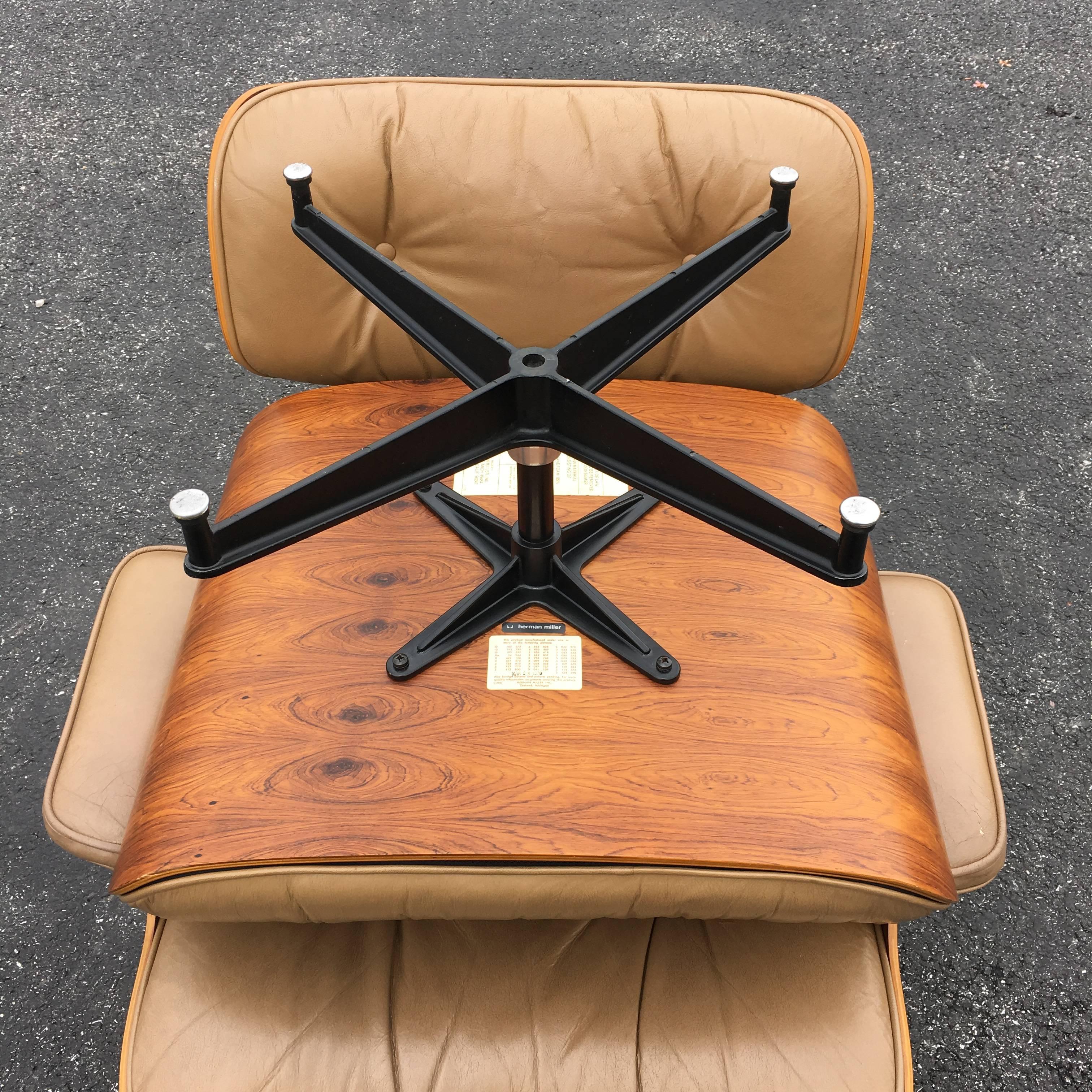Rosewood and Tan Herman Miller Eames Lounge Chair and Ottoman In Excellent Condition In Brooklyn, NY