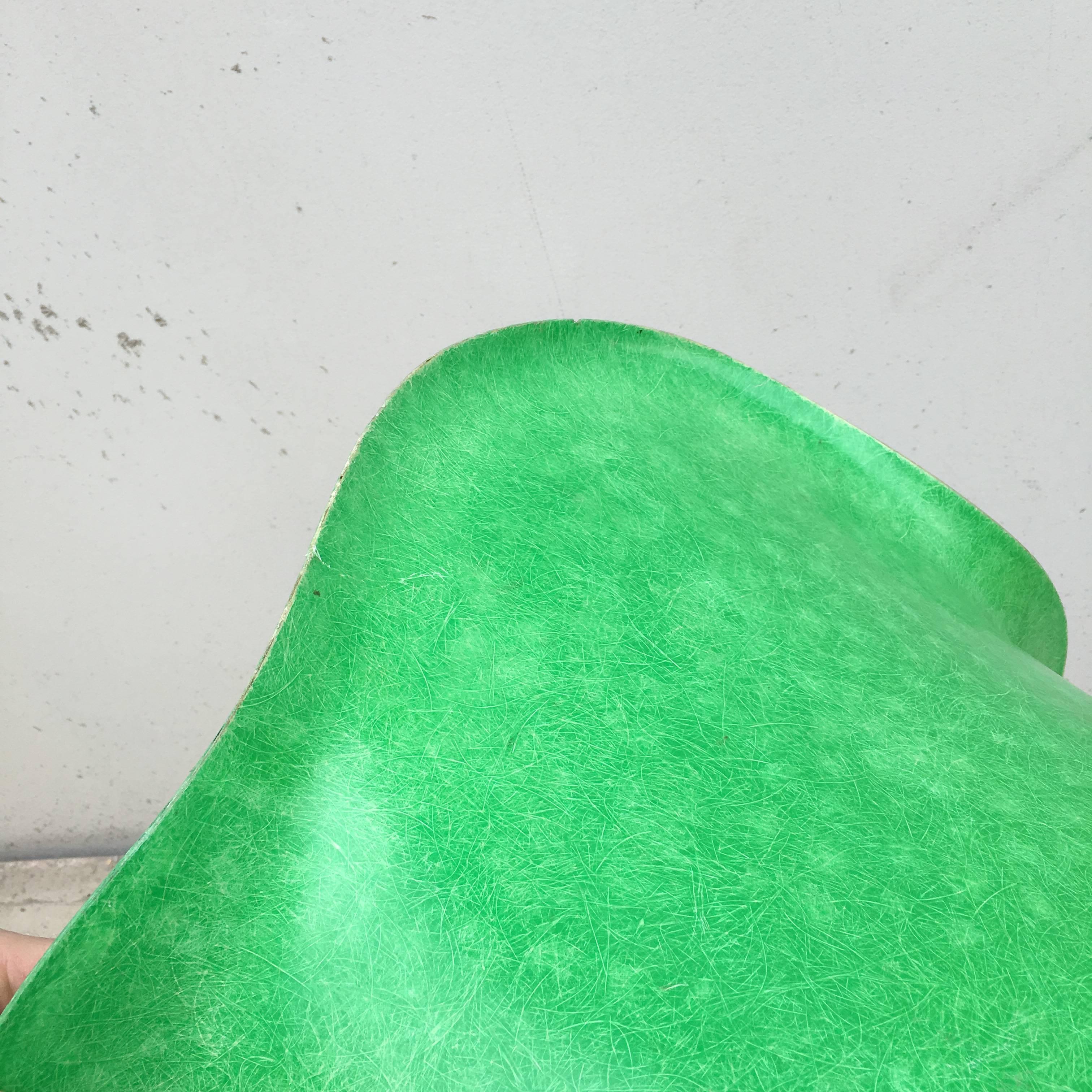 Kelly Green Herman Miller Eames Fiberglass Chair In Good Condition In Brooklyn, NY