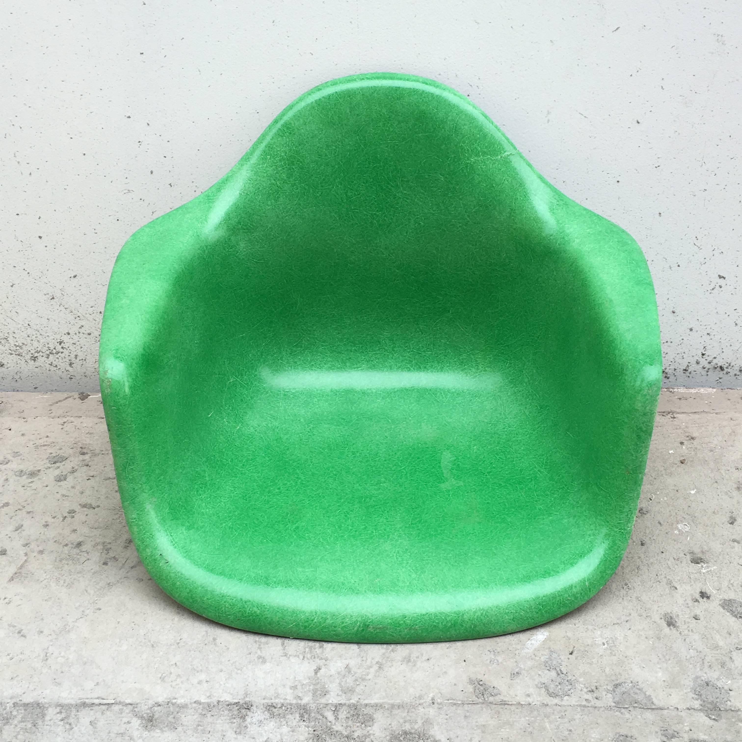 Herman Miller Eames fiberglass chair in Kelly Green. Hairline crack along top rim. Does not affect structural integrity. Lovely bold and extremely rare color. Available on standard base, Eiffel base, dowel base, or rocker base.