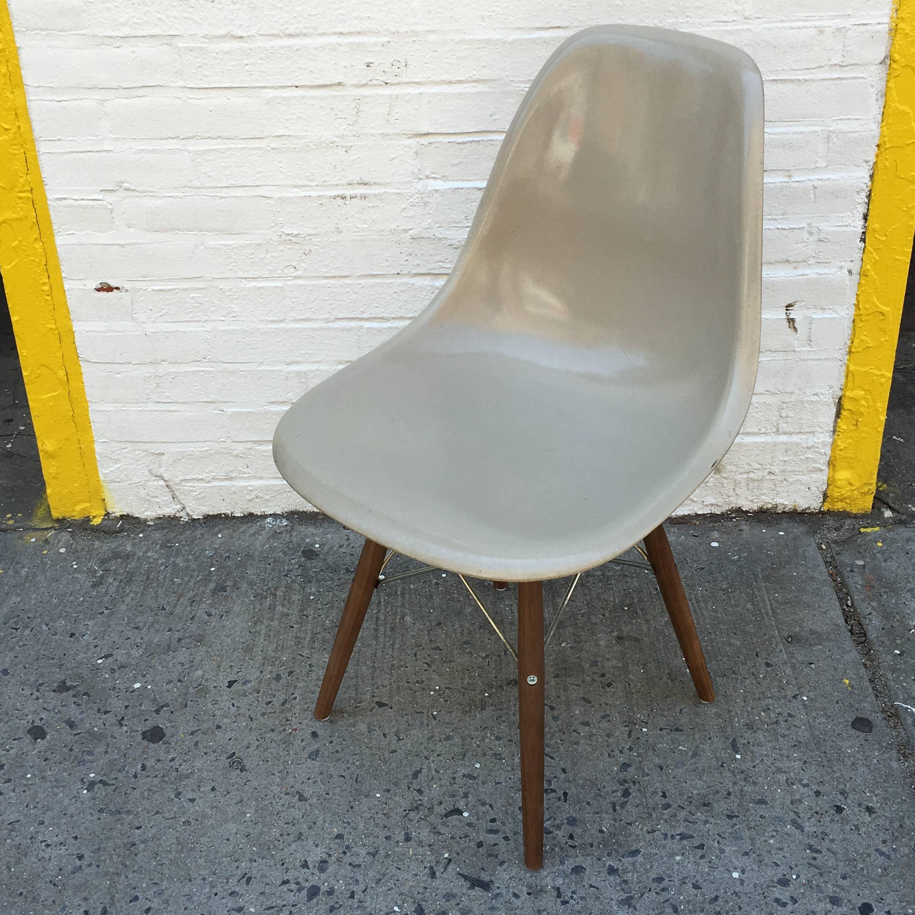 Ten Herman Miller Eames Greige Dining Chairs In Excellent Condition In Brooklyn, NY