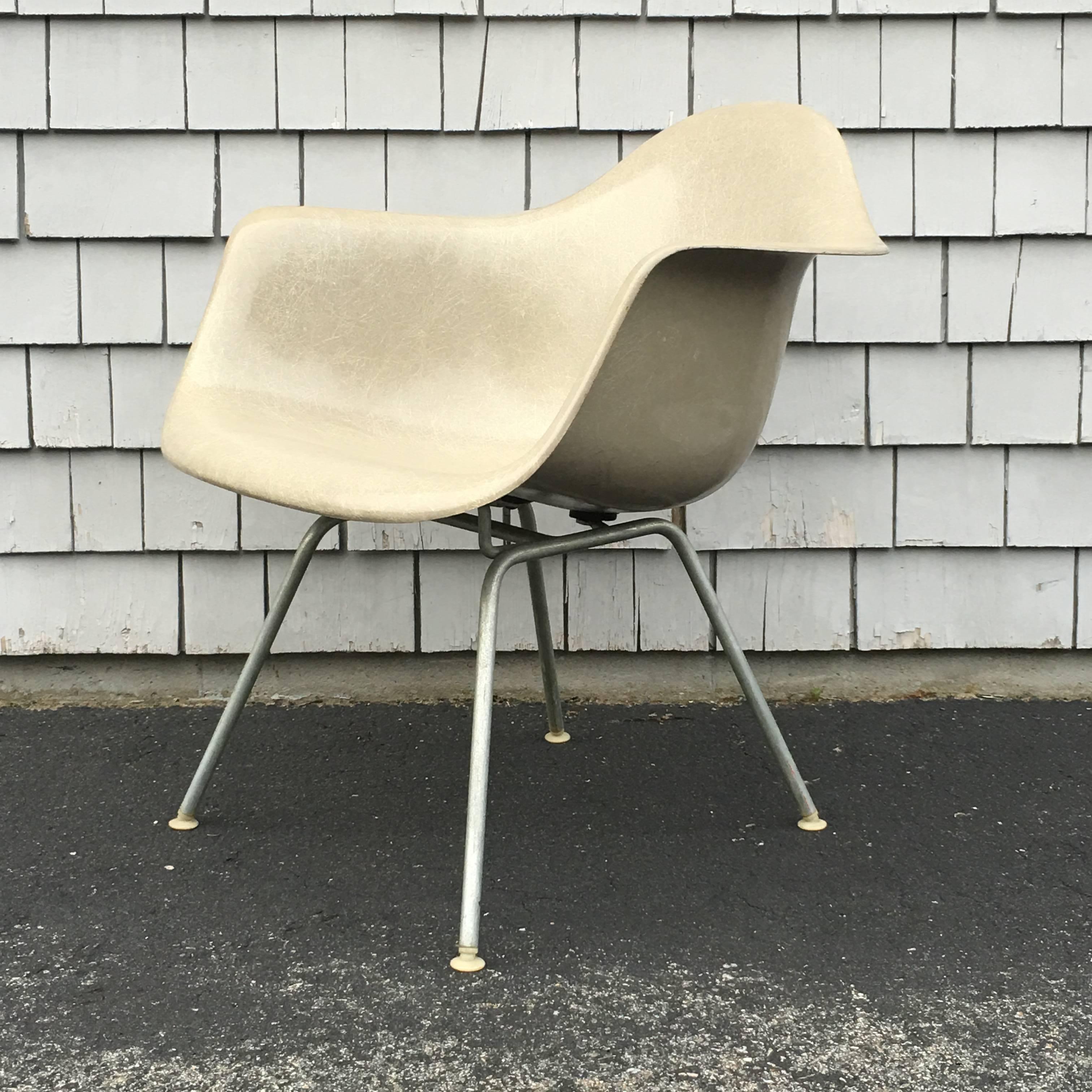Greige Herman Miller Eames Lax Lounge Chair In Excellent Condition In Brooklyn, NY