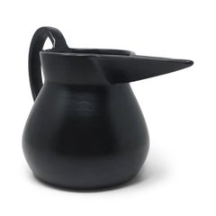 Brocca italiana in bucchero "Gubbio" degli anni '90 con beccuccio a lama, disegnata da Gio Ponti per Neoponti
