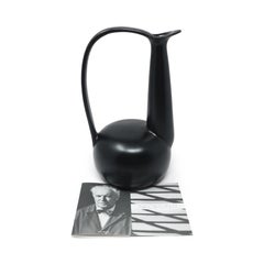 Brocca italiana in ceramica Bucchero degli anni ’90, modello “Gubbio” con collo a cigno, disegnata da Gio Ponti per Neoponti