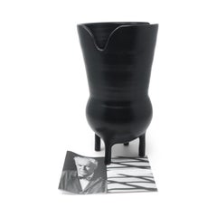 Vaso italiano in bucchero "Gubbio" degli anni '90, con bordo a doppia falda, di Gio Ponti per Neoponti