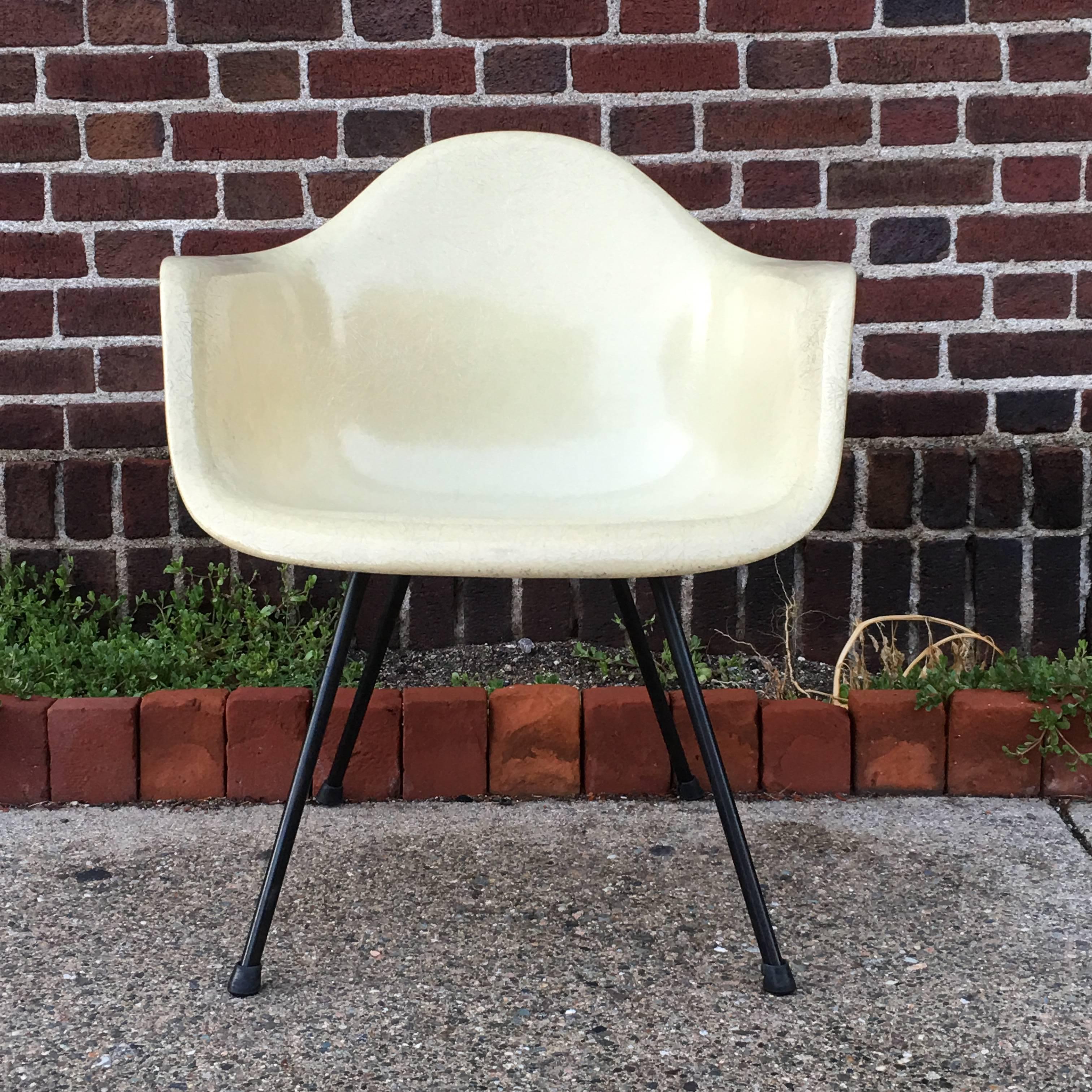 Herman Miller Eames Zenith LAX Lounge Chair in Parchment In Excellent Condition In Brooklyn, NY