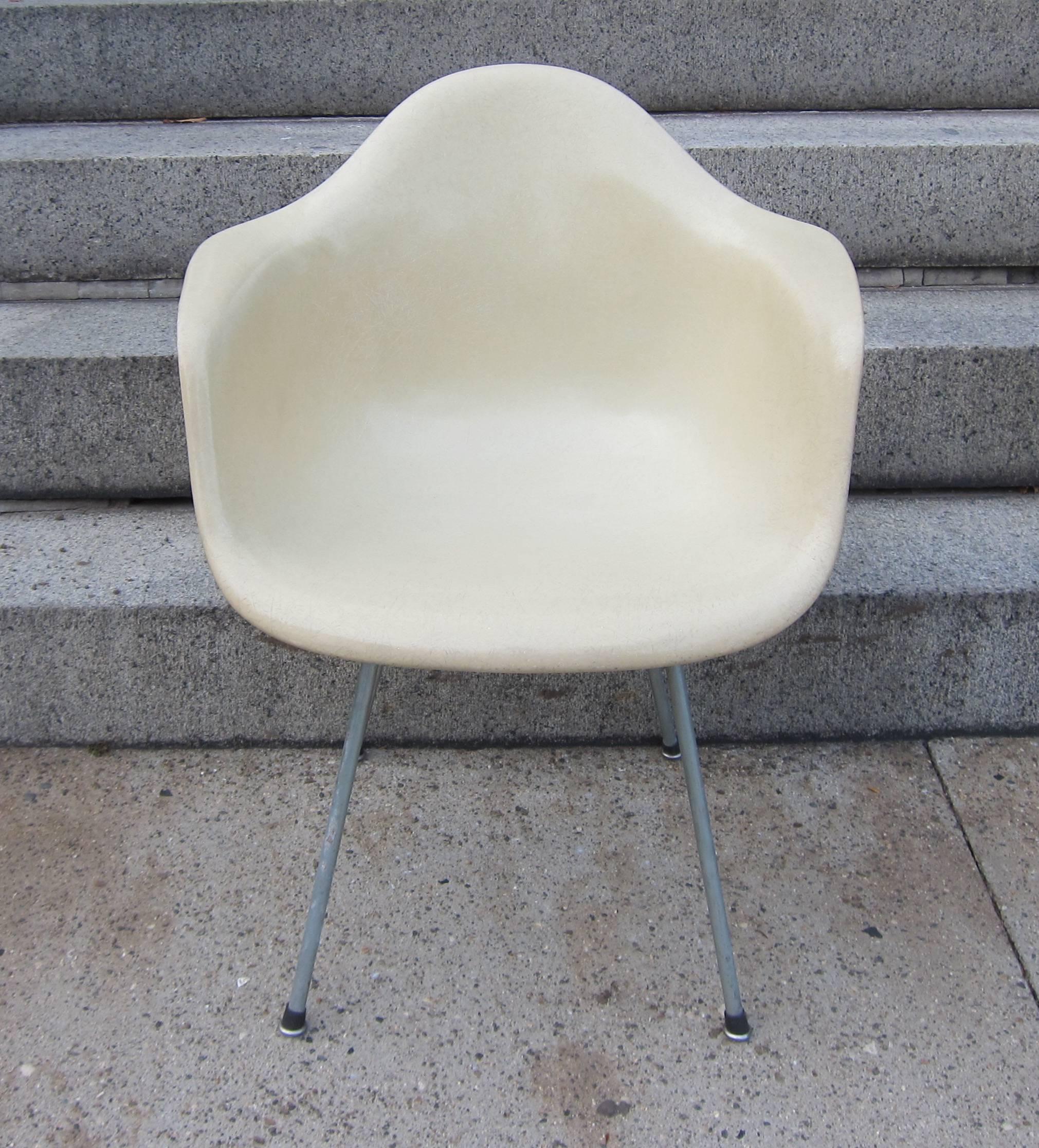 Herman Miller Eames DAX armchair in parchment. This is a second generation/transitional Zenith shell with large (original) shock mounts and an original “X” base with boot glides. In Excellent original condition with no stains, cracks, holes, or