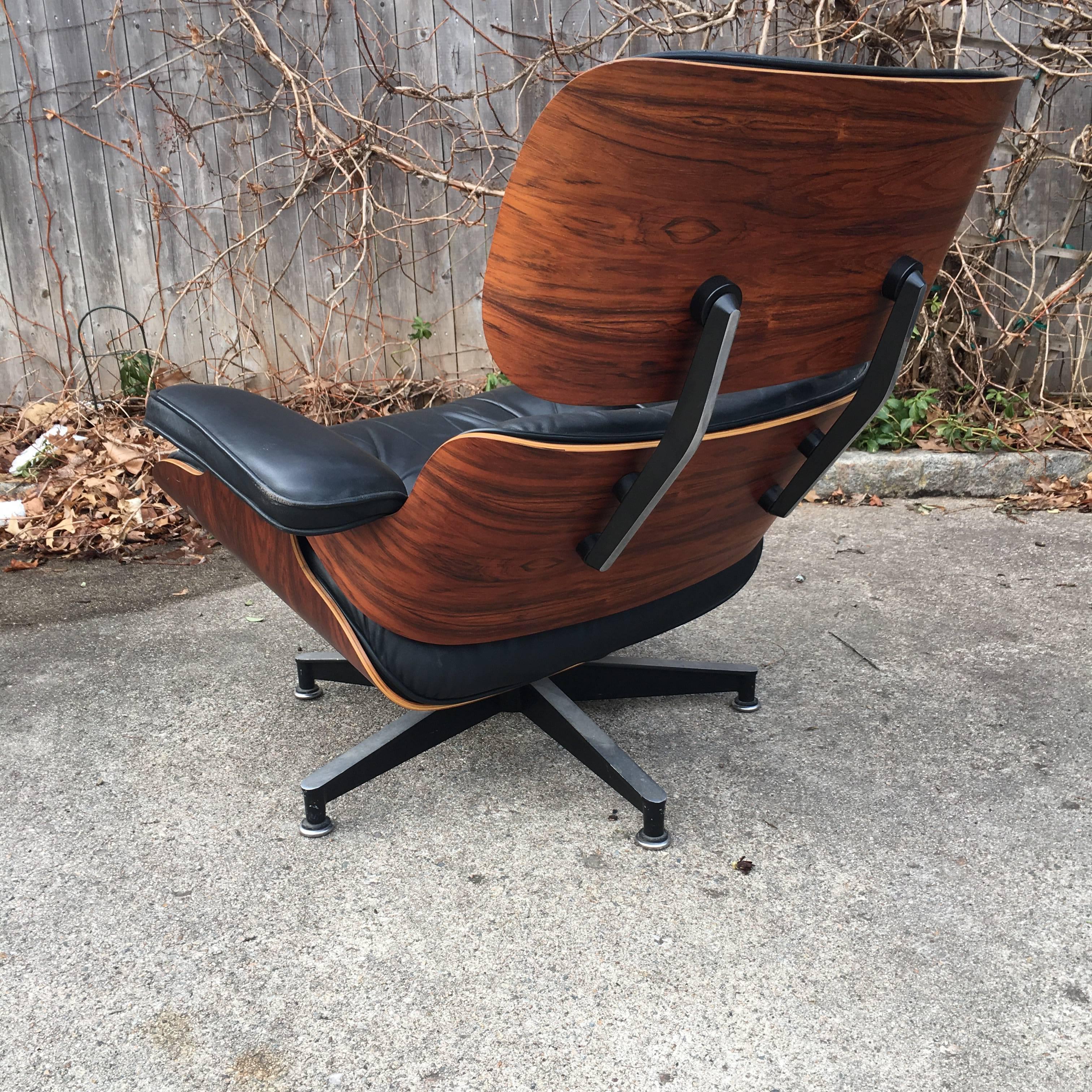 Mid-Century Modern Perfect 1970s Herman Miller Eames Lounge Chair and Ottoman in Rosewood