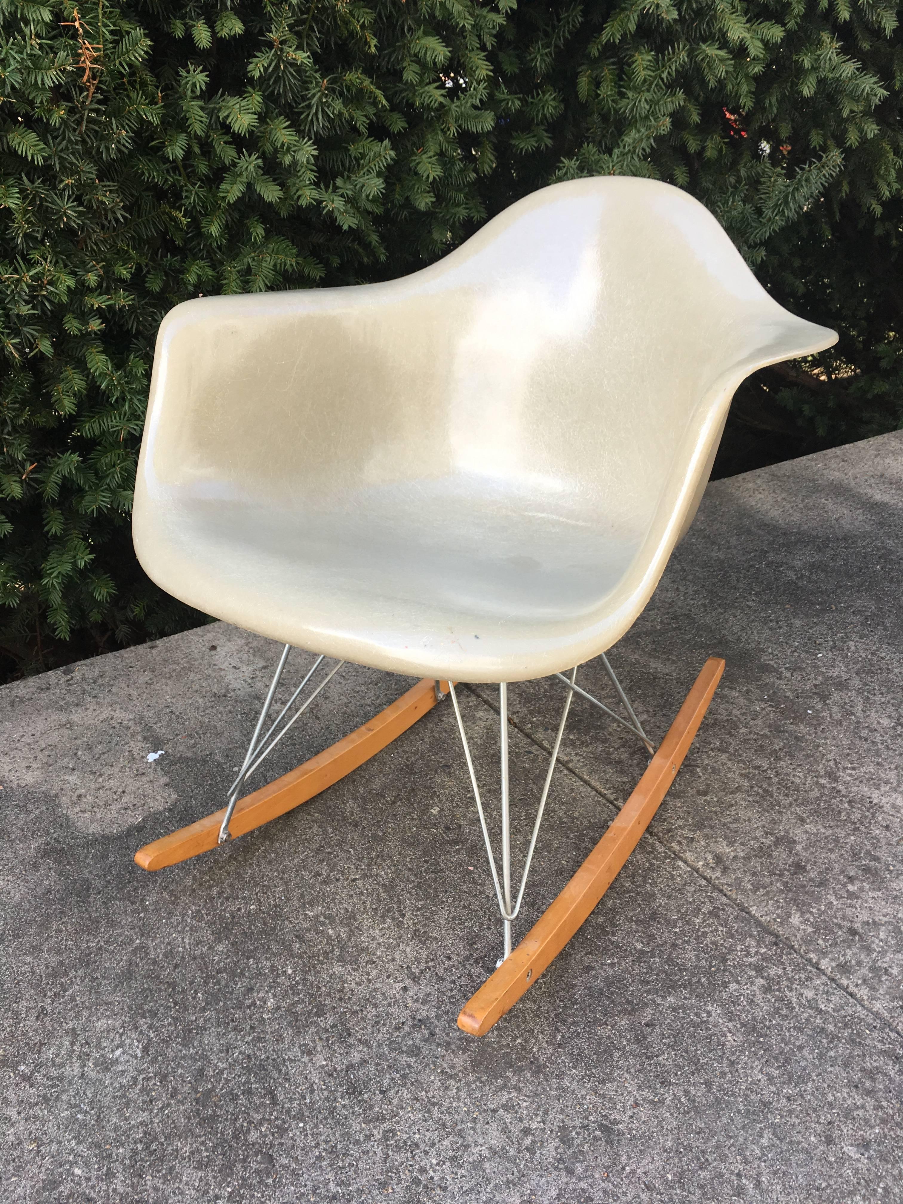 Herman Miller Eames Greige RAR rocking chair. Shell in very good condition. No cracks.  New birch and zinc played steel base in perfect conditions Gorgeous chair.