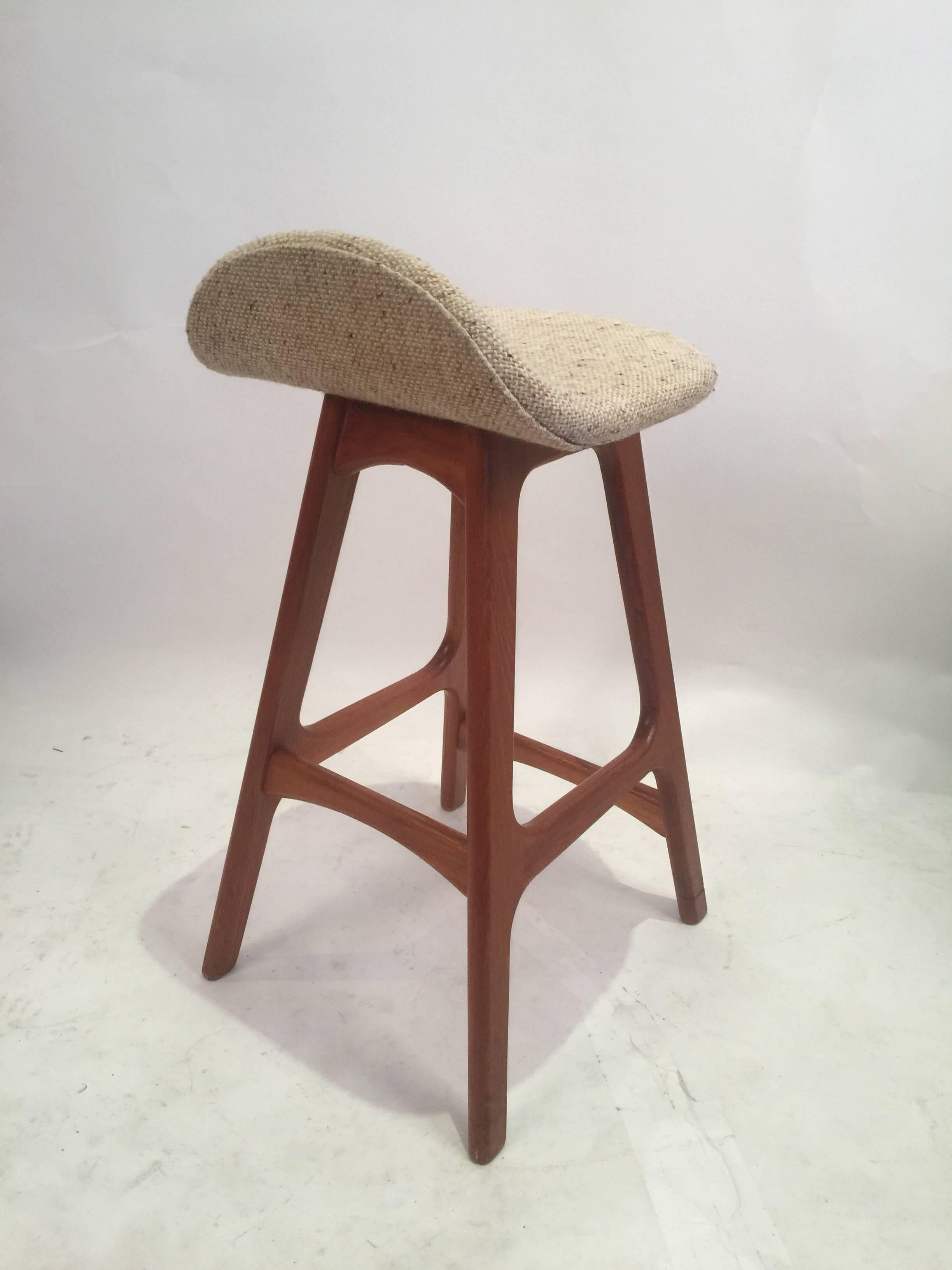 Lower counter height version of the iconic model OD 61 bar stool by Erik Buck. Seat is upholstered in original whool fabric with multicolor flecks in crème to brown. Very good vintage condition. Light marks to the bottom of the front left leg.