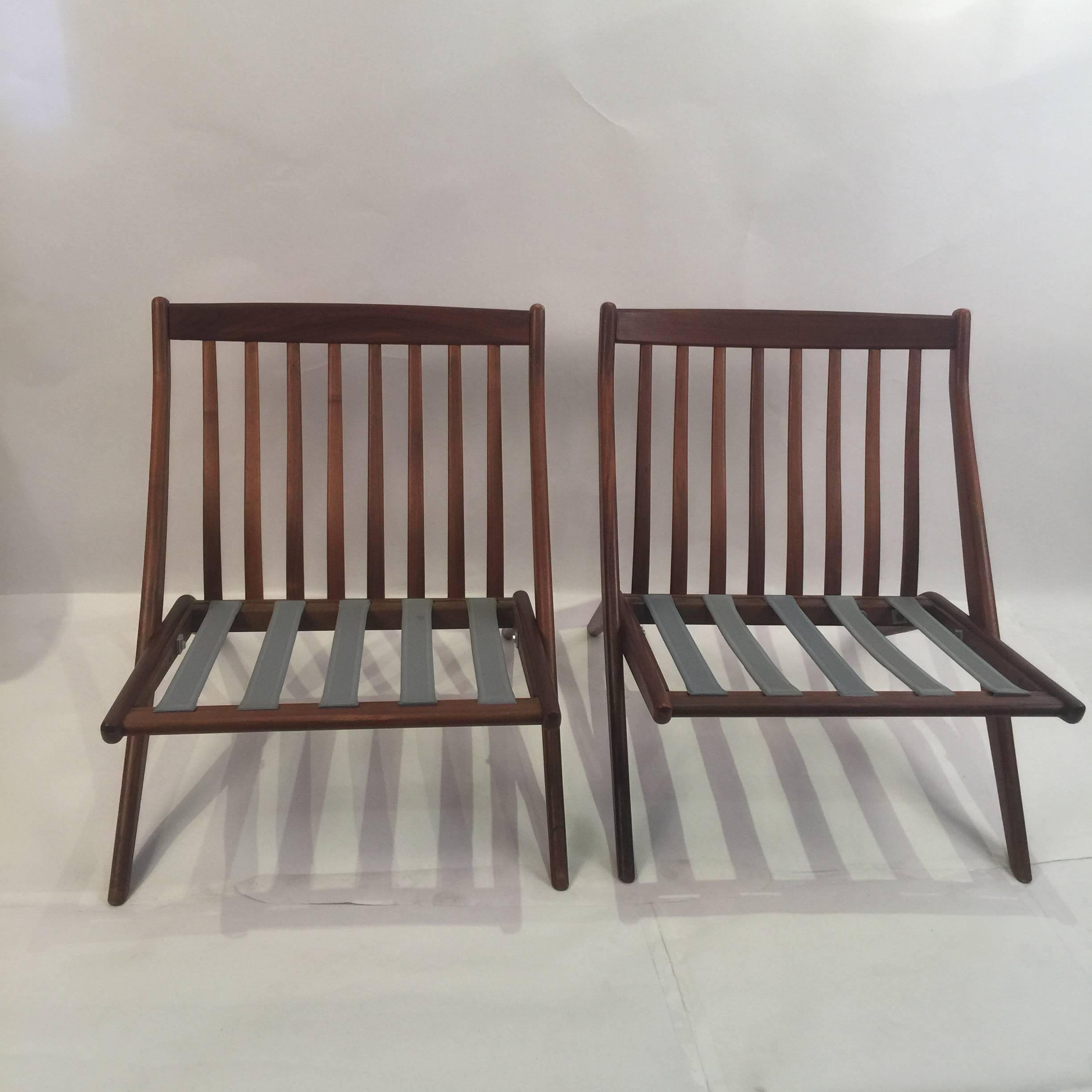 Pair of excellent teak scissor chairs made in Sweden by renown Danish designer Folke Olhsson and manufactured by DUX during the 1950s. Frames only, contact us for cushions and reupholstery.
  