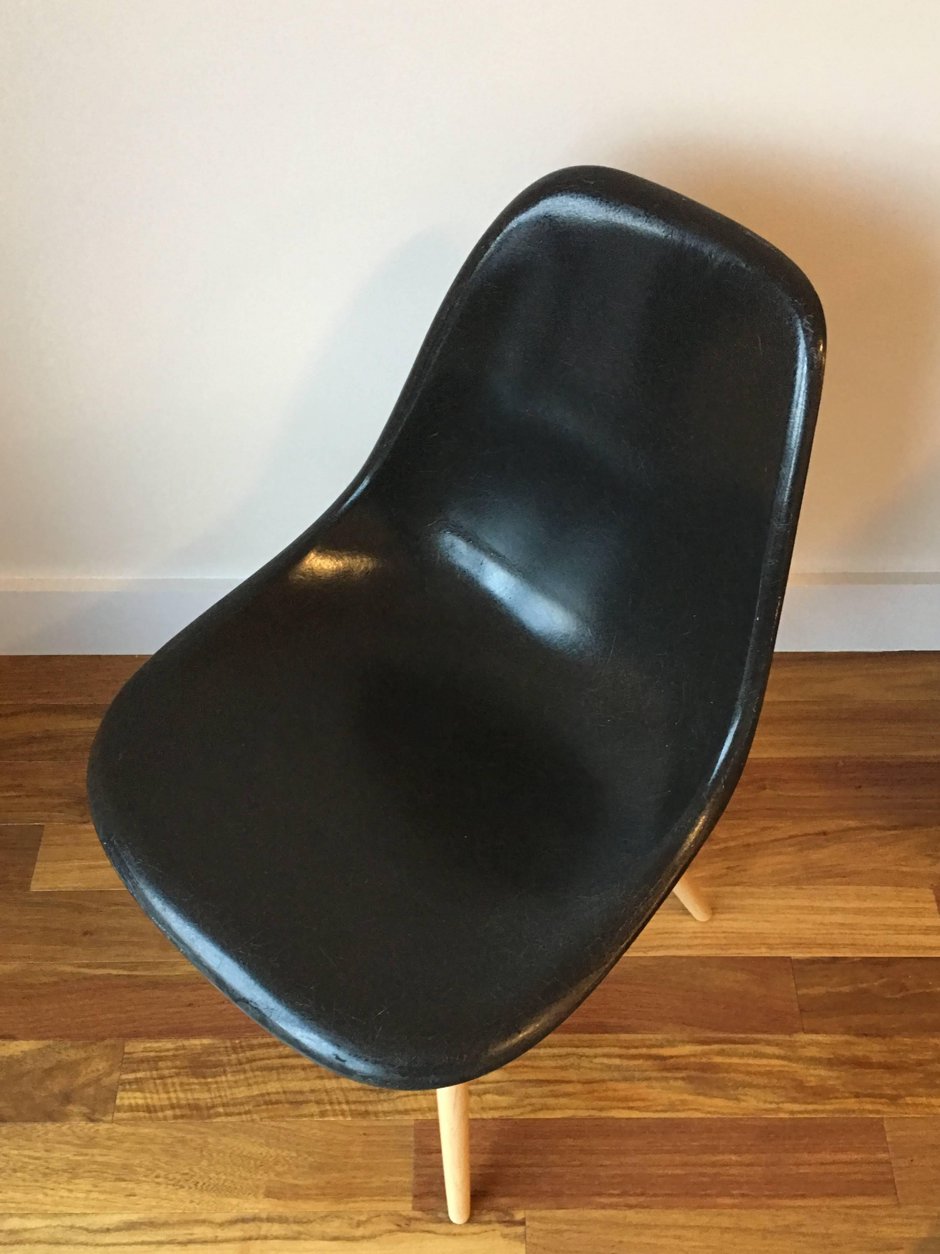 Ten Black Herman Miller Eames DSW Dining Chairs In Excellent Condition In Brooklyn, NY